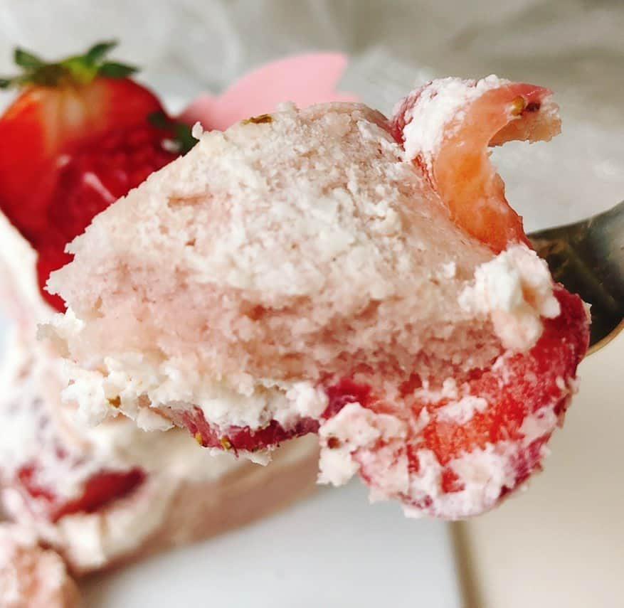 里井真由美さんのインスタグラム写真 - (里井真由美Instagram)「🏠🍓🌸#strawberrycake  鎧塚俊彦シェフの春限定ロールケーキです♪ ・ ・ トップと中央にいちご🍓 中に、いちごスライスがくるんっと巻かれてます。独特のなめらかさ！おいしい〜🍓😆🍓 ・ ・ 生地にもいちごが練り込まれてるから、いちご いちご いちご🍓🍓🍓 満喫できるスイーツです♡ ・ ・ #おうち時間 のスイーツタイムが充実します♡ 🔻 🔻 シェフのケーキは八幡山駅アトリエ、恵比寿EC、オンラインで頂けます。 六本木や京橋は休業中です😢 ・ ・ #鎧塚俊彦 #いちご#japanesesweets #フードジャーナリスト里井真由美 #japan#Gâteauauxmarrons#零食#さといいね#デパ地下スイーツ#ありが糖運動#まゆログ#ロールケーキ#rollcake #蛋糕#断面フェチ#草莓味#いちご #苺#いちご#いちごショートケーキ」4月13日 20時23分 - mayumi.satoi