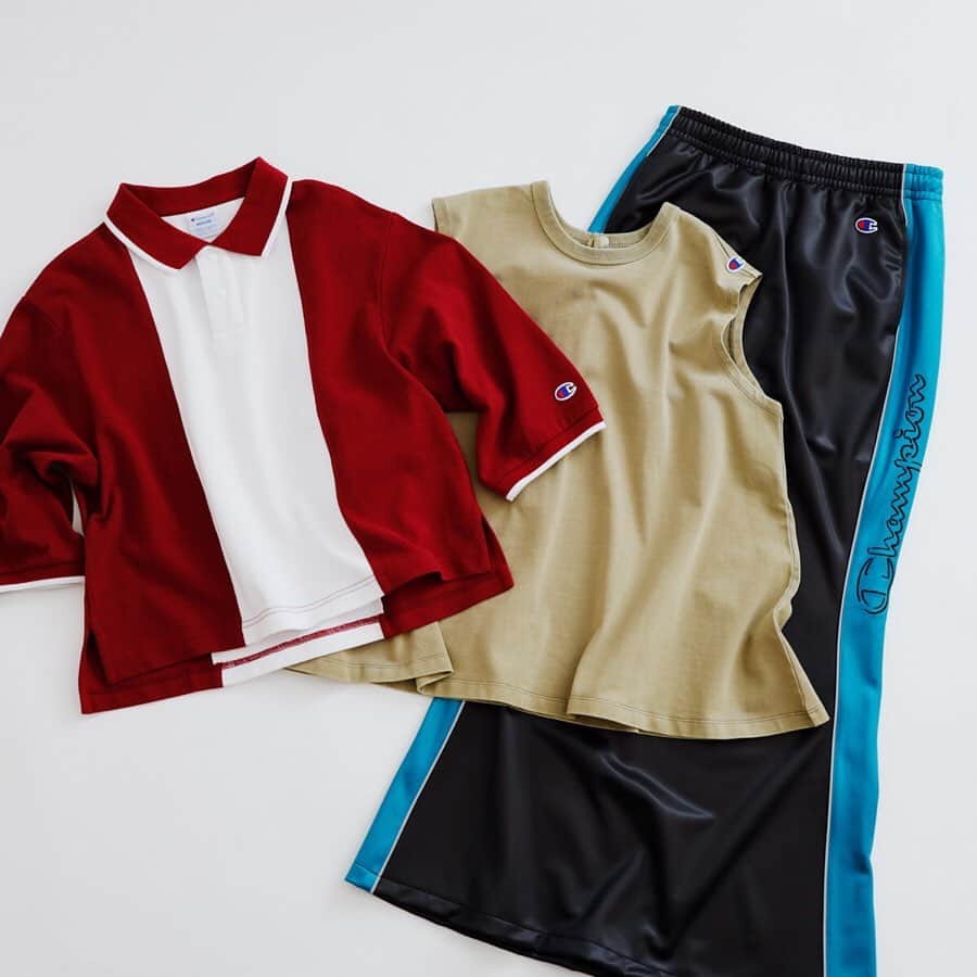 ビームスさんのインスタグラム写真 - (ビームスInstagram)「Champion × Ray BEAMS ＊ Skirt プロスポーツチームにもウェアを提供している「アクションライン」ならではの素材を使用し、もともとパンツだったアイテムを今年らしいマーメイドシルエットのスカートに変更した別注スカート。 ＊ Polo Shirt 「アクションライン」の素材を使用した、配色カラーリングが目を惹くポロシャツ。 ＊ Sleeveless T-shirt 透け感がなく安心して着用できるノースリーブシャツ。フレアデザインでスペシャルオーダー。  #champion別注 #champion ＃チャンピオン @champion_japan @ray_beams_shinjuku」4月13日 20時25分 - beams_official