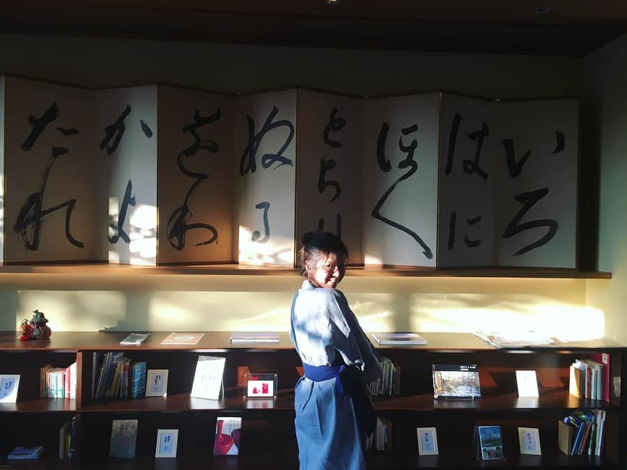 岩崎裕美さんのインスタグラム写真 - (岩崎裕美Instagram)「#過去写真 . お宿のライブラリに差し込む光が✨👏 ＿＿＿＿＿＿＿＿＿＿＿＿＿＿＿＿＿＿＿＿＿＿＿＿＿ #onsen #trip #travel #yukata #kimono #travelphotography #japan #kaga #ishikawa #yamanaka #library #山代温泉 #石川県 #石川 #加賀市 #加賀 #温泉旅行 #温泉 #旅行 #旅 #観光 #星野リゾート #ホテル #浴衣 #ライブラリー #過去pic」4月13日 20時26分 - hiromi_iwasaki