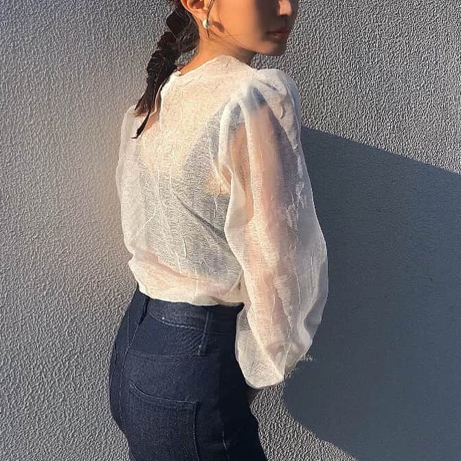 のインスタグラム：「・ ・ ・ このトップスの透け感がたまらんのよね〜 春服のお気に入り🕊🌿 この春いっぱい着る気満々やったのに状況が状況で出かけれんけど 家で着るだけでも気分上がる🌝 デニムのセットアップと重ね着してみたけどたまらんかった👖🤍 この服着てお出かけできる日が待ち遠しいなぁ〜〜 ・ ・ ・ #alia」