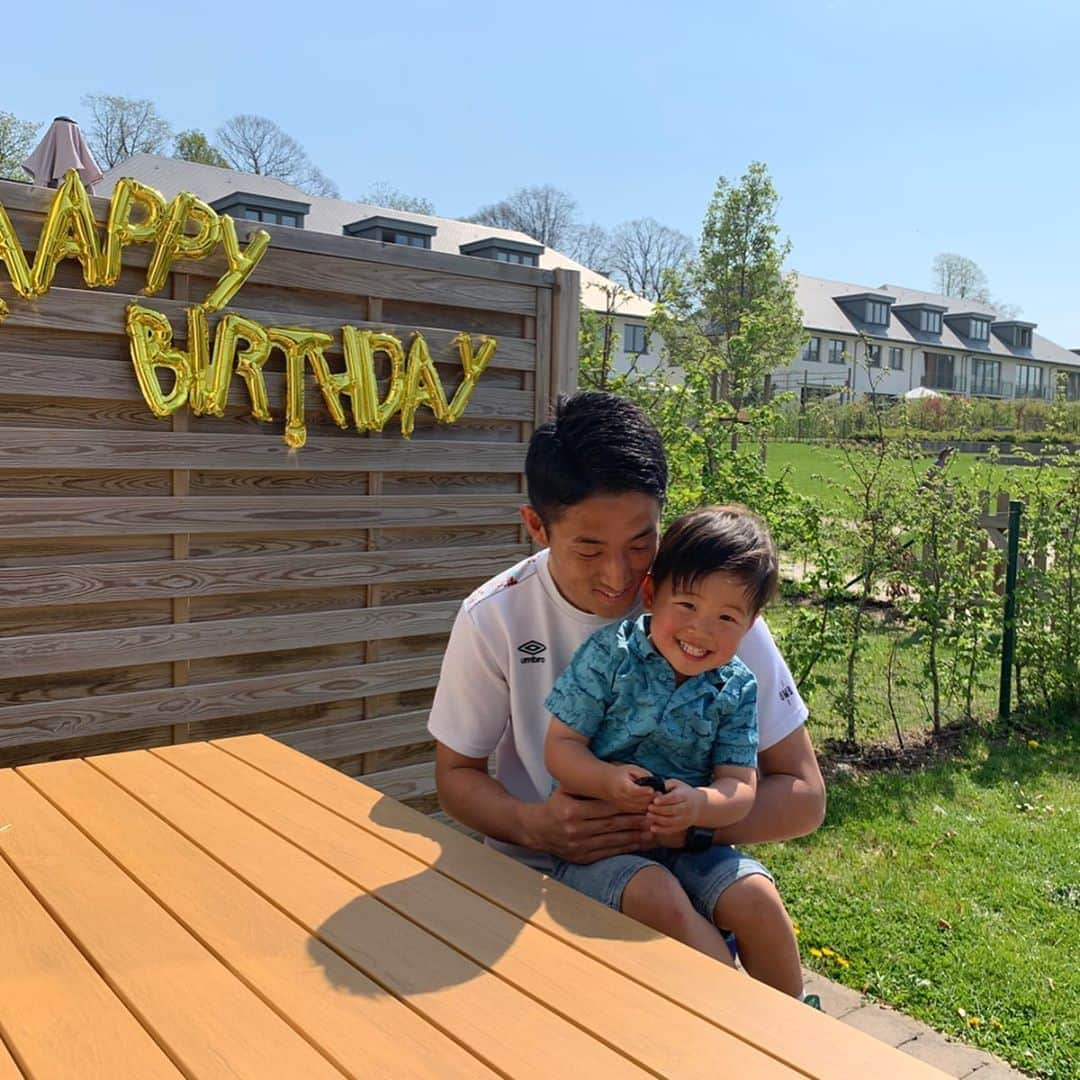 森岡亮太さんのインスタグラム写真 - (森岡亮太Instagram)「・ 4月12日は29歳の誕生日でした！このような状況でも無事家族で誕生日を迎えることができてよかったです！ ・ 12th of April was my 29th birthday. We are facing difficult situation and my family members are safe. Hope everyone stay healthy🙏 ・ #29歳 #まだまだ #飛躍しよう」4月13日 20時28分 - ryota_morioka