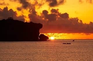 現地発信の旅行サイト「たびらい」さんのインスタグラム写真 - (現地発信の旅行サイト「たびらい」Instagram)「🌺沖縄スナップフォト企画🌴 Vol.3 : 本日の写真▼ Photo by 矢嶋健吾 @kengoyajima_photooffice : 【沖縄スナップフォト企画とは…？】 日常生活の中で出会う、ちょっとした沖縄の風景を投稿するコーナーです。たびらい沖縄編集部×県内で活躍するカメラマンがタイアップし、たびらいファン・沖縄ファンの皆様へ今を乗り切る為の癒しになれば…という想いで企画しました。これから素敵な写真をお届けしますので、同じような風景に出会ったことがある…もしくはこれから行ってみたい！と感じた方は、いいねボタンを押していただけると嬉しいです☺ : #たびらい #tabirai #ローカル旅行 #旅行好き #女子旅 #travelgram #旅行 #旅行好きな人と繋がりたい #travel #家族旅行 #カメラ女子 #たびらい沖縄 #沖縄 #沖縄県 #loves_okinawa #trip #夏待ち2020 #okinawa #旅 #トラベル #instatravel #おきなわ #genic_japan #写真好きなひとと繋がりたい #instagood」4月13日 20時39分 - tabirai