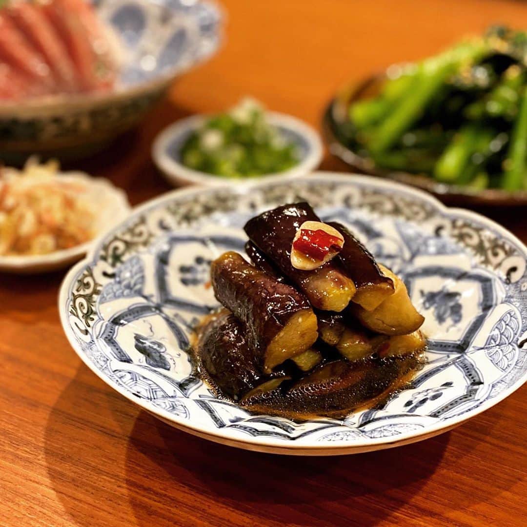 桜井誠のインスタグラム：「外出自粛が続く中、料理家の脇雅世先生が発起人となってスタートした、簡単に家庭でできる料理を紹介し、次の料理家へ繋ぐ、というバトンが石垣島のリハロウビーチ海老沼さん@ebinuma_hellowcampers から回ってきたので、早速簡単で保存の効くお惣菜を。 〜桜井食堂の茄子の南蛮漬け〜 材料 茄子　5本 ニンニク　スライスして5〜6枚 鷹の爪　1本 サラダ油　適量  漬けタレ 醤油　大さじ3 お酢　大さじ3 砂糖　大さじ2  茄子は一口大にカット 漬けたれは混ぜ合わせておく。 ニンニクと鷹の爪は漬けたれに入れる。  多めの油で茄子を5分ほど揚げ焼きにする。 油を切り、保存容器にいれ、上から漬けたれをまわしかける。 粗熱が取れるまで何度か混ぜて、冷めたら冷蔵庫へ。 冷えたら完成です。3日ぐらいは保存が効きます。このご時世、日持ちの良い惣菜が冷蔵庫にあると安心しますよね。  次は馴染みの居酒屋チームにバトンを渡したいと思います。 @kago_tokyo  @hagakure_shimouma  宜しくお願いします！！#料理リレー #料理バトン #料理バトン受け取りました #桜井食堂 #山本長左 #長左な逸品コンテスト  #リハロウビーチ #大衆居酒屋食堂籠 #はがくれ」