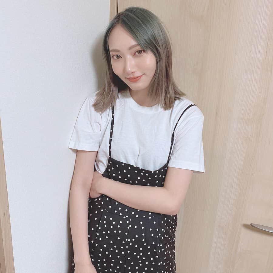 ゆりのインスタグラム：「おうちでの時間が長くなってく中、 あまりメイクとかおしゃれする機会が減っていってるけどこういうときこそ自分を磨いて次会ったときに「えっ可愛くなった！？」って言われたいよね。 部屋着とかずっと着ぱなっしでどんよりしがちだから今日は春っぽいサロペットを着てみました！ゆるっとしてるから着やすい！けど春っぽい感じでテンションも上がる！  #gu_for_all  #GUstyle #gupr #サロペット #サロペワイドパンツ」