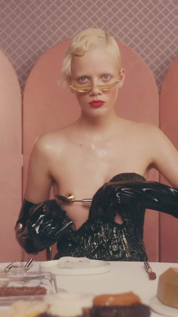 マリヤン・ジョンクマンのインスタグラム：「@thelovemagazine  Director @zoeygrossman  Fashion editor @lisajarvis_stylist  Hair @panosphair  Make up @morgane_martini  Manicurist @adakiss  DP @xixikiwii Editor @georgemanzanilla Colorist @dantegiani Set Design @ericmestman Casting @establishmentny @bitton @twodadstwokids @morgan.maher」