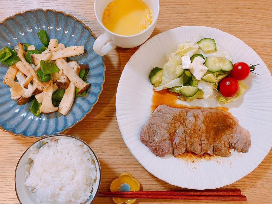 藤田彩のインスタグラム：「ちょっと豪華におステーキにしてみてしまいました(*´꒳`*)🌸 . エリンギとピーマンも焼いて あとコーンスープ🌸 . おいしかったです。 . 雨降ってて寒いですが、 皆様が健やかに過ごせますように。 . #たやごはん #おうちごはん #うちごはん #自炊 #料理 #手料理」