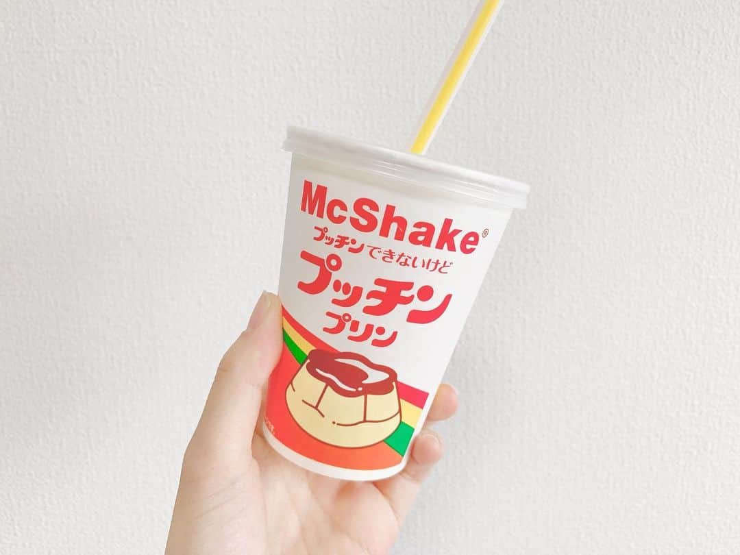 八木沙季のインスタグラム：「🍮🍮 . マックシェイクプッチンプリン味！ 外出れないから飲めないと思ってたけど お母さんが食材買いに行った帰りに ドライブスルーで買ってきてくれました😢🙏 めっちゃおいしかった…！！ マックシェイク過去1の味😲👏 また飲みたいなあ🥺 .」
