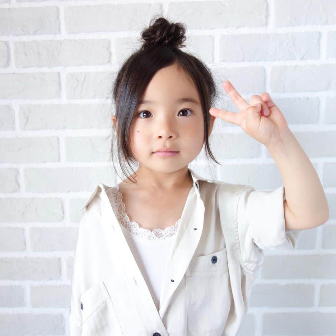 Saraさんのインスタグラム写真 - (SaraInstagram)「. coordinate♡ . ホワイトベースのお姉さんコーデ🕊 トレンドのサテン地のシャツは 使い勝手も◎💓 . 今日の #おうち時間 は、 映画を見たり 書き順のお勉強をしました✏️ . #ootd #kids #kids_japan #kids_japan_ootd #kjp_ootd #kidsfahion #kidscode #kidsootd #kidswear #キッズコーデ #キッズファッション #インスタキッズ #サテンシャツ #スリットパンツ #jeanasis #jeanasiskids #coen #petitmain #branshes」4月13日 20時52分 - sarasara718
