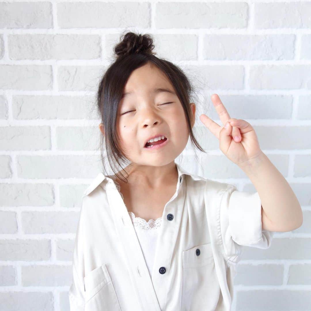 Saraさんのインスタグラム写真 - (SaraInstagram)「. coordinate♡ . ホワイトベースのお姉さんコーデ🕊 トレンドのサテン地のシャツは 使い勝手も◎💓 . 今日の #おうち時間 は、 映画を見たり 書き順のお勉強をしました✏️ . #ootd #kids #kids_japan #kids_japan_ootd #kjp_ootd #kidsfahion #kidscode #kidsootd #kidswear #キッズコーデ #キッズファッション #インスタキッズ #サテンシャツ #スリットパンツ #jeanasis #jeanasiskids #coen #petitmain #branshes」4月13日 20時52分 - sarasara718