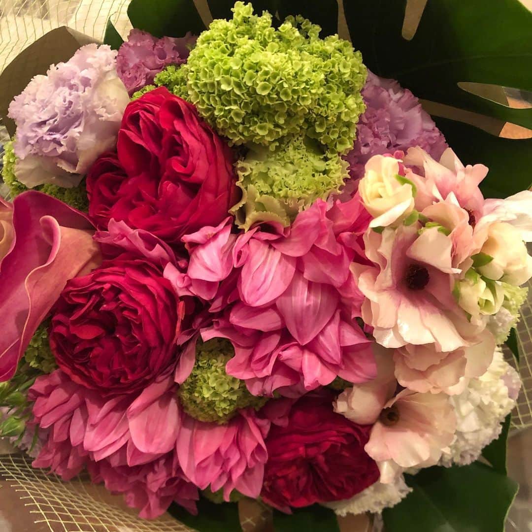 宮崎宣子さんのインスタグラム写真 - (宮崎宣子Instagram)「こんな時でも少しでも元気を出してくれたら✨ と、お世話になっている方から心温まるお花💐が届きました。  家から出られなくても頑張ろうって、改めて思わせて頂き、感謝しなきゃですね🤗  籠ってばかりだと、 思考が後ろ向きになりがちですが、こんな時こそ、笑顔で免疫力を上げましょ😆  #お花のプレゼント  #心温まるサプライズ #こんな時こそ少しの思いやり #お花のある暮らし  #おうち時間  #少しでも笑顔に  #ありがとうございます💕」4月13日 20時53分 - miyazaki_nobuko