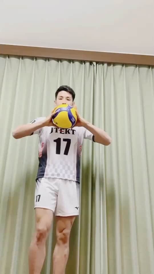 のインスタグラム：「流行りの動画をVリーガーで作ってみた♫ みんなで困難を乗り切ろう！！ 他チームの選手と協力して動画作成しました！ 是非観てください！  #コロナに負けるな #バレーボーラーのオンとオフ #vリーグはバレーだよ」