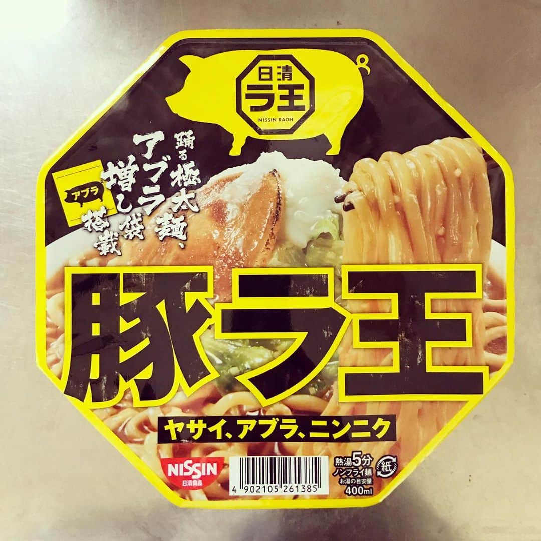 宇野薫のインスタグラム：「熱湯興奮八角形‼︎ どうしても食べてみたくなってしまいました…。 #ラ王 #豚ラ王 #昼飯」