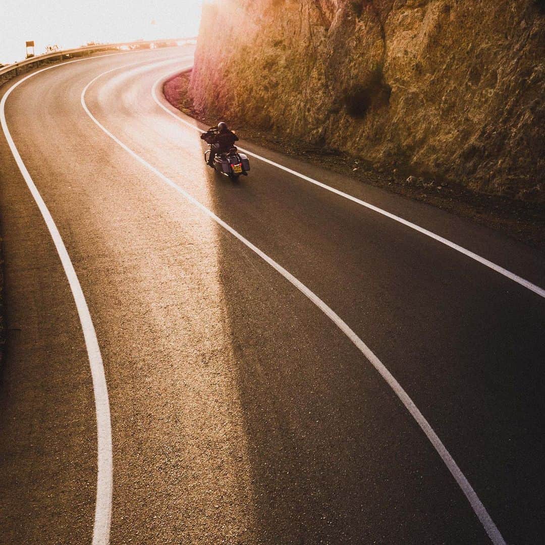 Harley-Davidson Japanさんのインスタグラム写真 - (Harley-Davidson JapanInstagram)「ブラインドコーナーの先で待つのは、きっと輝かしい時間。#ハーレー #harley #ハーレーダビッドソン #harleydavidson #バイク #bike #オートバイ #motorcycle #ツーリング #touring #ワインディング #winding #希望 #hope #ご安全に #staysafe #keepdistance #fighttogether #2020 #自由 #freedom」4月13日 21時00分 - harleydavidsonjapan