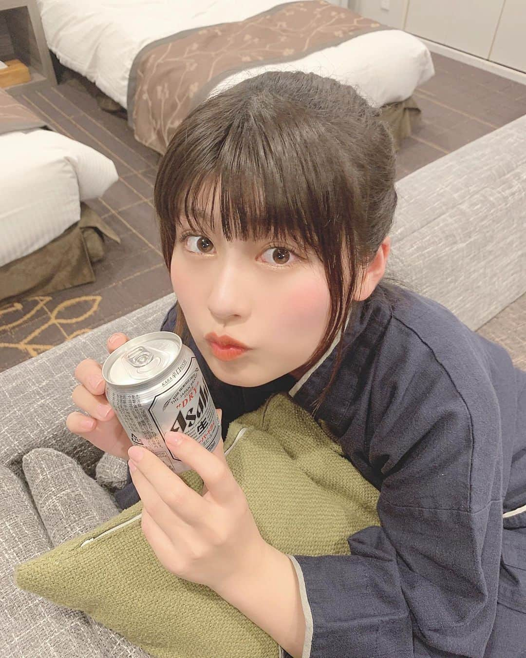 ちとせよしのさんのインスタグラム写真 - (ちとせよしのInstagram)「今日はみんなの好きなお酒でも聞いてみようかな(˶ᵔᵕᵔ˶)♡ 月1回くらいしか飲まないけど🤣 私はジンとかラム系が好きです〜🍾 ビールも飲めるようになったよ◎ ･ ･ ･ #selfie #karuizawa #セルフィー #軽井沢 #軽井沢旅行 #軽井沢1130 #アサヒビール #アサヒで乾杯」4月13日 21時01分 - chitose_yoshino