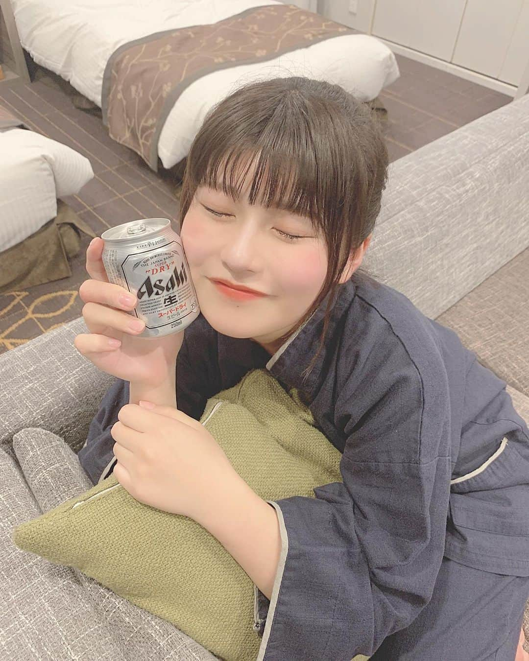 ちとせよしのさんのインスタグラム写真 - (ちとせよしのInstagram)「今日はみんなの好きなお酒でも聞いてみようかな(˶ᵔᵕᵔ˶)♡ 月1回くらいしか飲まないけど🤣 私はジンとかラム系が好きです〜🍾 ビールも飲めるようになったよ◎ ･ ･ ･ #selfie #karuizawa #セルフィー #軽井沢 #軽井沢旅行 #軽井沢1130 #アサヒビール #アサヒで乾杯」4月13日 21時01分 - chitose_yoshino