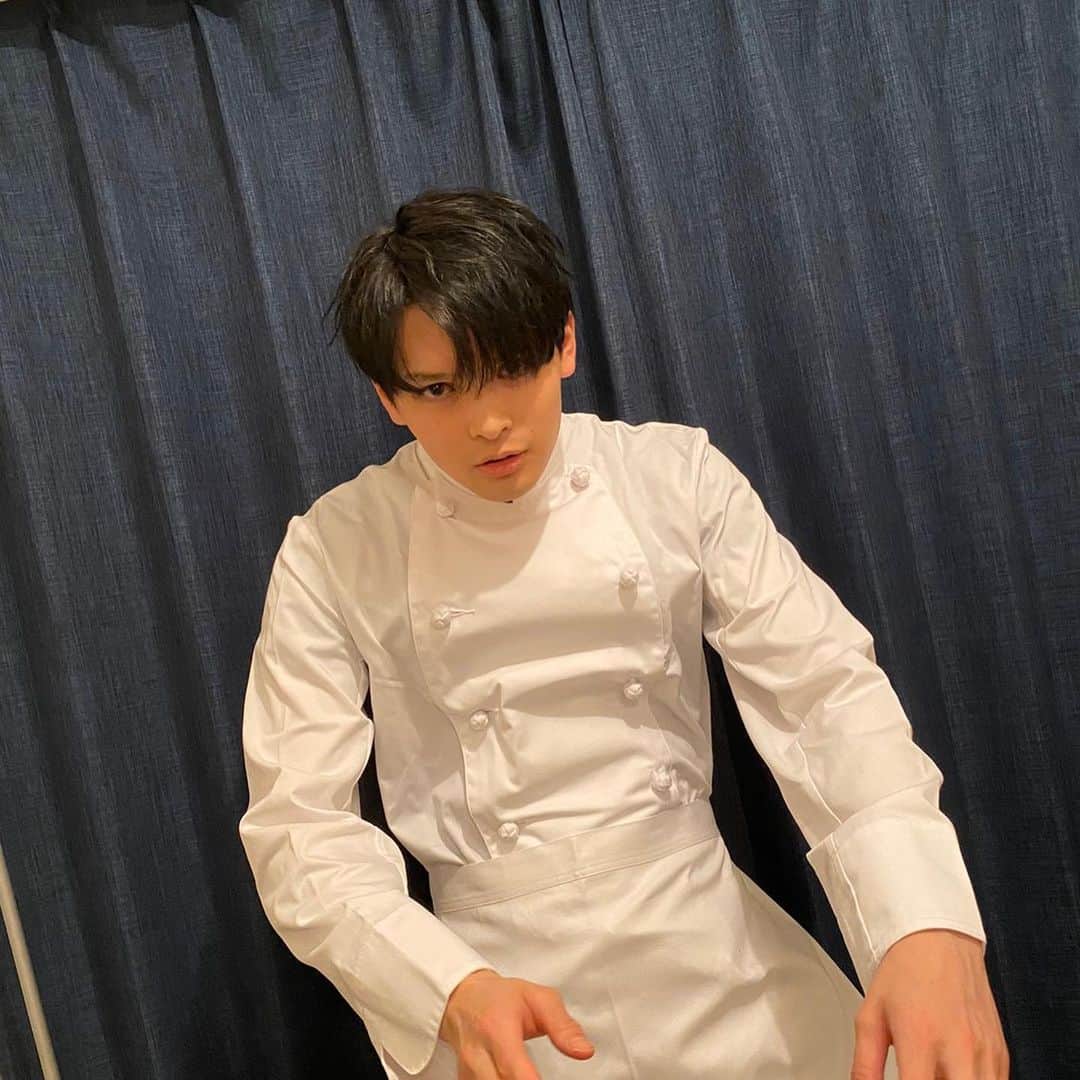 栗原吾郎さんのインスタグラム写真 - (栗原吾郎Instagram)「こんばんは！明日YouTube に料理企画　【後編】UPします！　ゆる〜く晩酌しておりますので、みなさんゆる〜くご覧ください。 ※ちなみにこのコック衣装は業務用の本格的なものになります。 by ハマ  #ハマとゴロのふたり。#ハマゴロ#ハマ#ゴロー#hama#goro#アニメ#anime#アニソン#晩酌#料理企画#おうちの時間」4月13日 21時02分 - hamatogoro