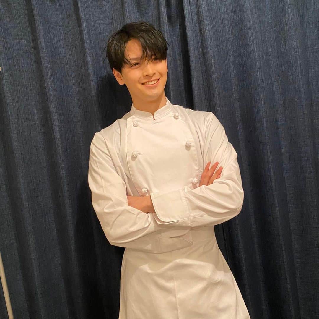栗原吾郎のインスタグラム：「こんばんは！明日YouTube に料理企画　【後編】UPします！　ゆる〜く晩酌しておりますので、みなさんゆる〜くご覧ください。 ※ちなみにこのコック衣装は業務用の本格的なものになります。 by ハマ  #ハマとゴロのふたり。#ハマゴロ#ハマ#ゴロー#hama#goro#アニメ#anime#アニソン#晩酌#料理企画#おうちの時間」