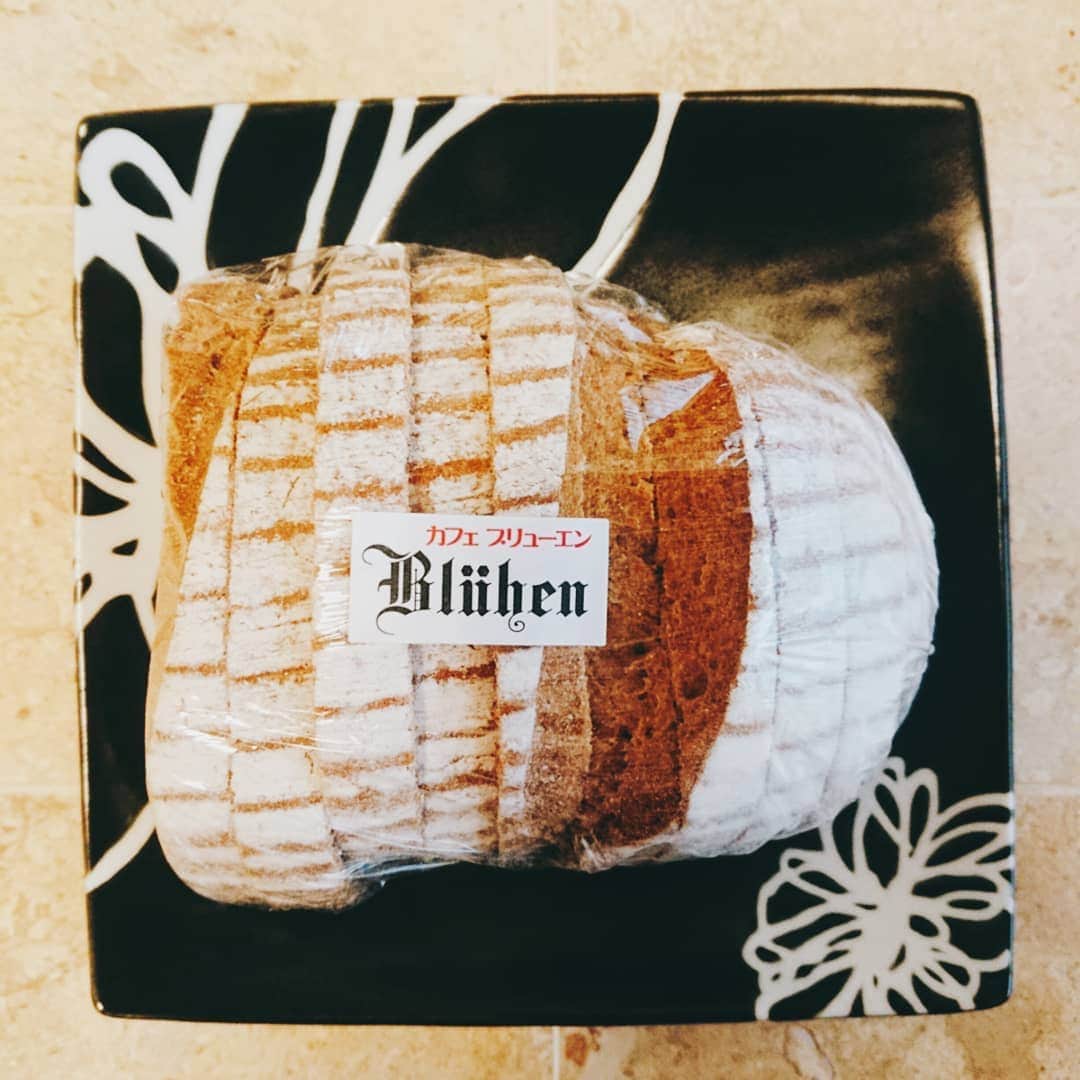 滝香織さんのインスタグラム写真 - (滝香織Instagram)「. #カフェブリューエン に#ドイツパン を買いに久しぶりに行って来ました😊  #クルミとクリームチーズのパン に ドイツ風？な#プレッツェル っぽい#クロワッサン そして、#チョコのスコーン ✨  どれも美味しい❤️ . #ライ麦 が70%入った#ライ麦パン は#チーズ との相性抜群🎵  カフェスペースには、ソファでくつろげる席もあって、この状況が落ち着いたら、またゆっくり行きたいなぁ。  #ドイチェスカフェブリューエン #cafebluhen #カフェ #パン屋 #松山カフェ #松山パン屋 #松山グルメ #松山テイクアウト #愛媛カフェ #愛媛パン屋 #cafe #bread #bakery #instagood #love  #あいテレビ #アナウンサー #女子アナ  #食べるの大好き #滝香織 @kaorin_taki」4月13日 21時02分 - kaorin_taki