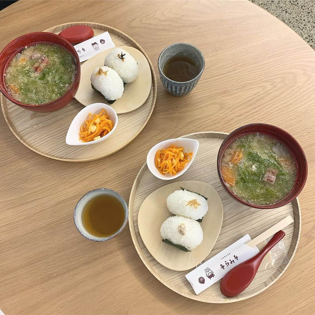 RiLiさんのインスタグラム写真 - (RiLiInstagram)「思わずほっこり🍙💓金沢の【お味噌汁食堂そらみそ】✨ ..... 金沢旅行のお昼におすすめなご飯どころ🙏💕【お味噌汁食堂そらみそ】🍙日本ならではメニューでお腹も心も満たしちゃお☺️💓 「そらみそ定食」は大人気🙆‍♀️✨好きなお味噌汁とおにぎりが選べるからどれにしようか迷っちゃいそうよね🤤💭量もちょうどよくて満足度も最高◎❣️ カフェ巡りや洋食もいいけど🌿たまには、ほっこり和食を楽しんでみたいコはぜひ、行ってみて🍱💕 ❣❣❣❣❣ . . ※注意※ 新型コロナウイルス感染拡大のため 現在、日本国内各地で不要不急の 外出自粛要請等が出ております。 . 自分やまわりの大切な人を守るためにも 今は外出をお控えいただき、 終息した際のお出かけスポットリストとして こちらの投稿はご参考ください。 . またご紹介したお店の営業時間等が 変更されている場合がございます。 ご注意くださいませ。 . . サイトやSNSで掲載させていただくお写真募集中😘📸 かわいいコーデやアイテム、注目スポットなどが撮れたら、ハッシュタグ→#rili_tokyo  を付けて投稿❗ ． Special Thanks💋 Photo by @himudaf26 @sktn_0313 @__001260 @asm_01hr @asupis24 @chan__ama @sumi__kanna @mhpht_ @kao729 ． #春 #お味噌汁食堂そらみそ #そらみそ定食 #金沢ごはん #和カフェ #和食 #おにぎり #金沢旅行 #金沢カフェ #金沢ランチ #味噌汁カフェ #置き画 #置き画くら部 #今日のコーデ #コーデ #コーディネート #RiLi  #おしゃれさんと繋がりたい #お洒落さんと繋がりたい #ファッション #패션스타그램 #ootd #outfit」4月13日 21時03分 - rili.tokyo