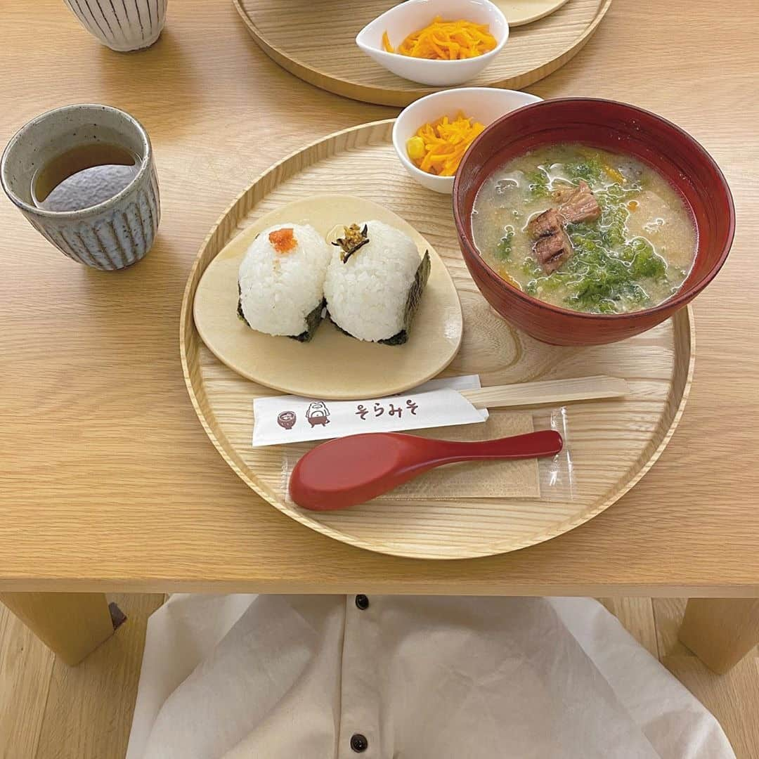 RiLiさんのインスタグラム写真 - (RiLiInstagram)「思わずほっこり🍙💓金沢の【お味噌汁食堂そらみそ】✨ ..... 金沢旅行のお昼におすすめなご飯どころ🙏💕【お味噌汁食堂そらみそ】🍙日本ならではメニューでお腹も心も満たしちゃお☺️💓 「そらみそ定食」は大人気🙆‍♀️✨好きなお味噌汁とおにぎりが選べるからどれにしようか迷っちゃいそうよね🤤💭量もちょうどよくて満足度も最高◎❣️ カフェ巡りや洋食もいいけど🌿たまには、ほっこり和食を楽しんでみたいコはぜひ、行ってみて🍱💕 ❣❣❣❣❣ . . ※注意※ 新型コロナウイルス感染拡大のため 現在、日本国内各地で不要不急の 外出自粛要請等が出ております。 . 自分やまわりの大切な人を守るためにも 今は外出をお控えいただき、 終息した際のお出かけスポットリストとして こちらの投稿はご参考ください。 . またご紹介したお店の営業時間等が 変更されている場合がございます。 ご注意くださいませ。 . . サイトやSNSで掲載させていただくお写真募集中😘📸 かわいいコーデやアイテム、注目スポットなどが撮れたら、ハッシュタグ→#rili_tokyo  を付けて投稿❗ ． Special Thanks💋 Photo by @himudaf26 @sktn_0313 @__001260 @asm_01hr @asupis24 @chan__ama @sumi__kanna @mhpht_ @kao729 ． #春 #お味噌汁食堂そらみそ #そらみそ定食 #金沢ごはん #和カフェ #和食 #おにぎり #金沢旅行 #金沢カフェ #金沢ランチ #味噌汁カフェ #置き画 #置き画くら部 #今日のコーデ #コーデ #コーディネート #RiLi  #おしゃれさんと繋がりたい #お洒落さんと繋がりたい #ファッション #패션스타그램 #ootd #outfit」4月13日 21時03分 - rili.tokyo