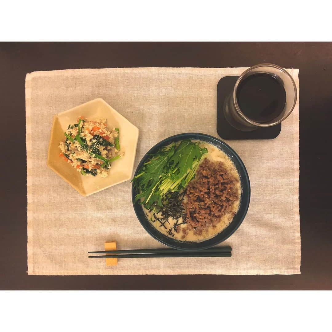 武田華奈のインスタグラム：「. 今日のお昼から晩ごはんはこれと決めていた🤤！ 肉みそ豆乳坦々うどんと白あえ🍴 . ニュース後はおなかぺこぺこですが15分でできるし美味しいのでとてもよく作るメニューです🍜 合い挽き肉をごま油で炒め、味噌とみりんで甘辛く濃い目に味つけ。 豆乳と麺つゆ(白だし)などを合わせた出し汁の中にうどんを入れて肉味噌と水菜をたっぷりのせて完成𓂃𓁉𓁉 温でも冷でも◎ 豆乳と麺つゆが本当に良くあって、そこに肉味噌が溶けこみ、進みます…飲み干せます… 3食これでもいいくらい🤤💭 . お昼に会社の食堂で食べた白あえが美味しくてまた家でも大量につくりました🥺 . なかなか取材やロケに出かけるのが難しい情勢となってしまっていますが、みなさんのおうち時間がより楽しくなりますようスタッフ一同番組づくりをがんばっています。 明日のスーパーニュースやよかばん、ぜひご覧ください𓆸𓆸」