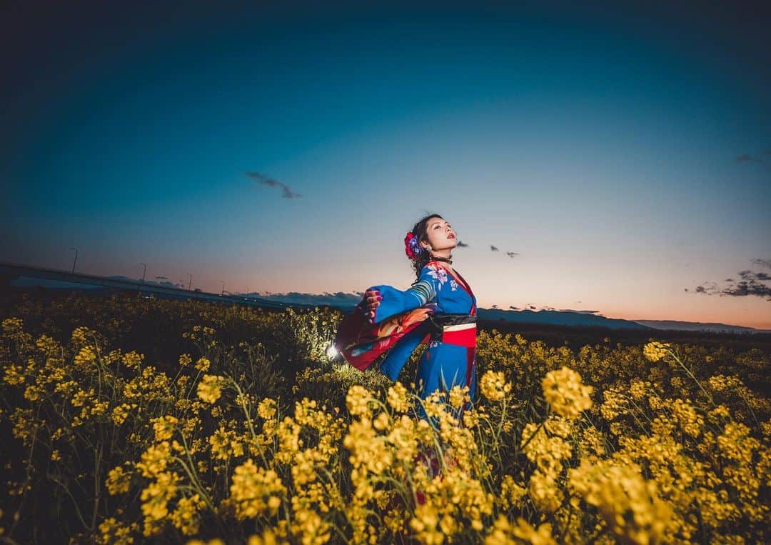 イルコ光の魔術師のインスタグラム：「春といえば、菜の花も最高だ❗️今日もアップしまーす❗️ストロボ2灯で撮ってます、右側からソフトボックス、後ろから直❗️なんか最近コロナで、変な時間帯で活動するようになったな〜　ほぼ毎日4時起床やなー　なので、もうすぐ寝まーす❗️イェーイ　皆さんどんな感じかな❗️. . モデル: @mi_portrait . . 新しい @ilkomobile アカウントにiPhoneで撮ってるポートレートもアップしますよ！いい光があればカメラ&レンズはなんでもいいと思います . . #ストロビスト #ポートレート #菜の花 #14mm #Sigma #instagramjapan #青森 #東京カメラ部 #ig_today #igersjp #tokyocameraclub #instalike #instagramhub #team_jp_ #vscogoodshot #strobist #strobistlighting #portrait_perfection #iphonephotography #イルコ #光の魔術師 #桜 #instagramhub #カメラ女子 #iphoneography  #lovers_nippon #ファインダー越しの私の世界 #写真好きな人と繋がりたい #portrait」