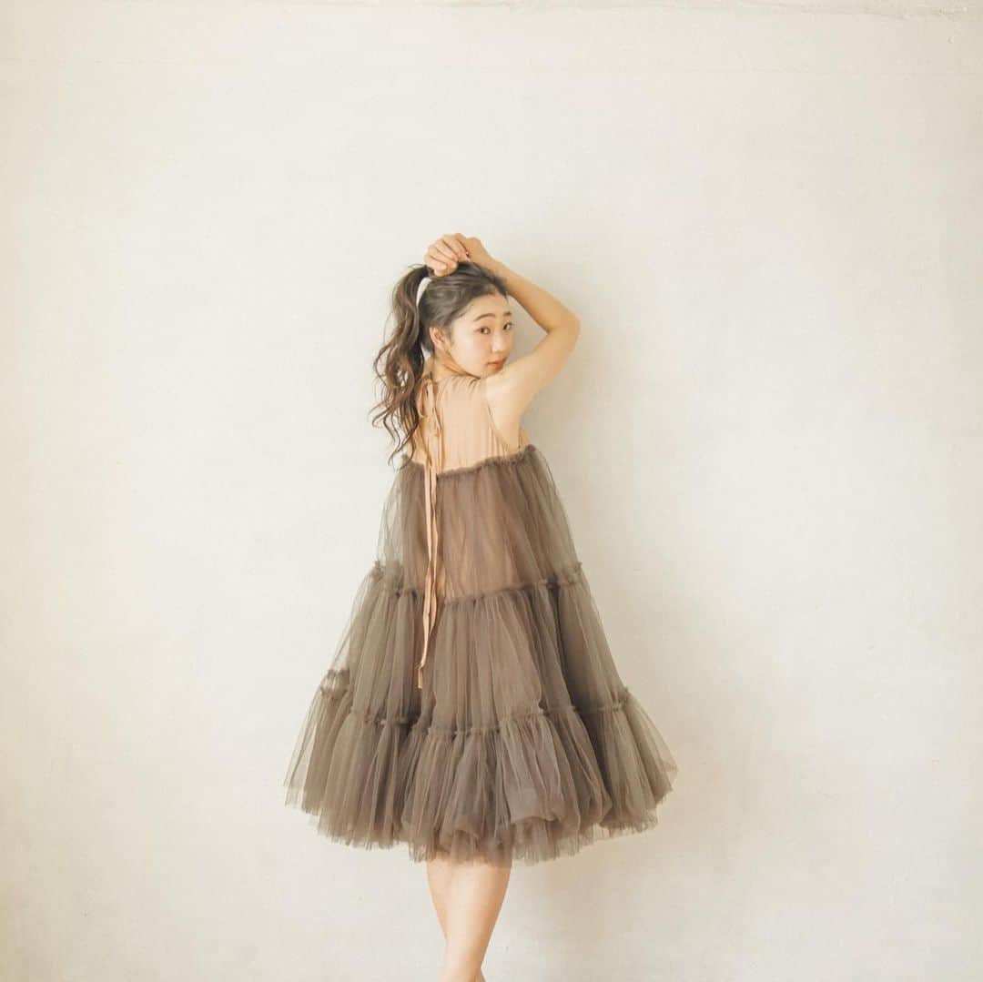 斎藤なりのインスタグラム：「たぶん、5年前の写真見てもそうだけど 基本、福ちゃんの撮影のときには 踊ってる、昔から。 . 歩きながら 突然道の真ん中で踊りだしても そのリズムに合わせてくれる 彼女が大好き！ . この日の撮影チームは 本当に本当に素敵だったなぁ🌸 . #うちで踊ろう」