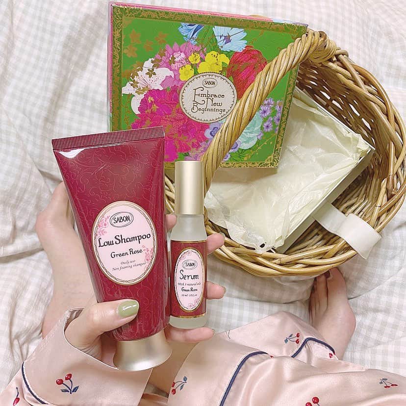 のインスタグラム：「・ 前にも投稿したけど @sabon_japan のボディケアアイテムが大好きで愛用してて😌✨ ・ そしてヘアケアもSABONを使い始めました☝️🌷 ・ SABONはどれも香りが良くて♡♡ このローシャンプーはコンディショナーいらずのシャンプーで、ヘアセラムの方はドライヤーで乾かす時にこれを付けて乾かすとサラサラになります💕 ・ やっぱりSABON好きだなぁ💛 ・ #SABONヘアケア #SABON ・ ブログにも詳しく書きました🙌」