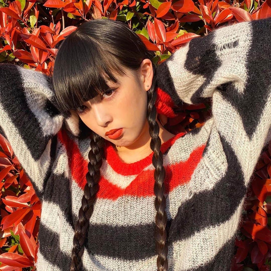 セナのインスタグラム：「🍁🍁🍁 . . . . . . . .  #黒髪 #黒髪ロング #ロングヘア #スーパーロングヘア #前髪  #赤リップ #ぱっつん前髪 #オン眉 #ロングヘア  #撮影 #streetfashion #ストリートファッション #サロモ #サロンモデル #古着  #ootd #ootdfashion #streetstyle #いいね返し #instagood #instalike  #前髪 #みつあみ #newrock #ootd4nylonjp #自撮り #えもい #streetphotography #いきラブ #いきなりフォーリンラブ #セナ」