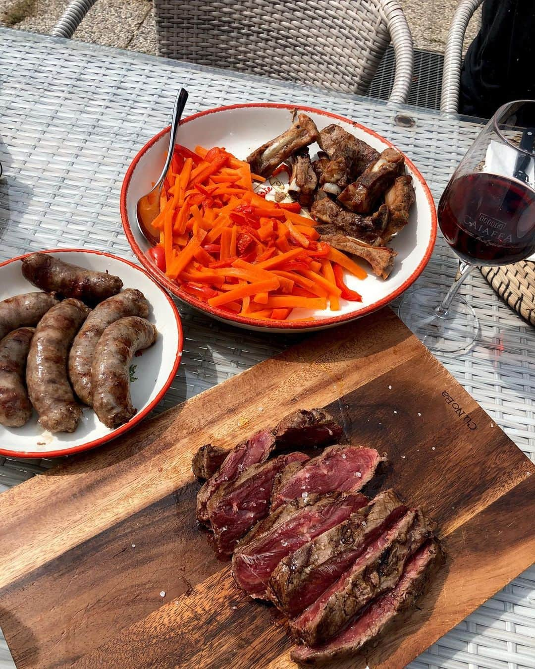 Johanelis HERRERA ABREUさんのインスタグラム写真 - (Johanelis HERRERA ABREUInstagram)「Buona pasquetta 🐣🥩🍖🦴🥕🍓🍋🍷 #pasquetta #sunnyday #eatclean #eating #grigliata #athome #iorestoacasa #carneallagriglia #adoro #garden #vinello #stayhome #staystrong」4月13日 21時17分 - johanelisherrera