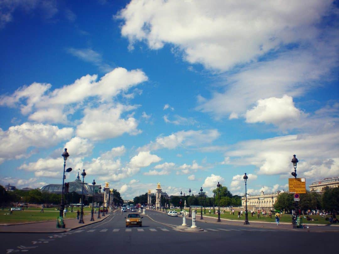 山本左近さんのインスタグラム写真 - (山本左近Instagram)「雨の日だからこそ、晴れの日のパリ。  #写真旅行 #おうち時間  #パリ #6月 #Paris」4月13日 21時23分 - sakon_yamamoto