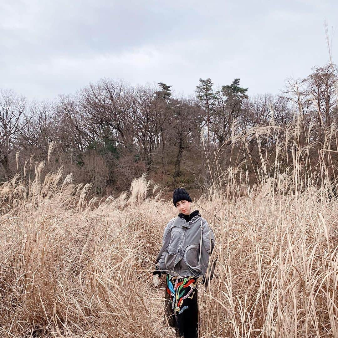 ミーシャ・ジャネットのインスタグラム：「《地元について》”I was born in a wheat field!” When someone asks me where I was born, I like to joke about the landscape of where I’m from. I had never really even given it much... *thought* ... about how lucky I really was to grow up surrounded by this nature. And recently- even before covid19-I have been wanting to really savor that part of the world again. The ocean, rainforest, cascade mountain range,  desert & wine country, the forests and lakes. Washington state has it all, really. More than ever before I wish I could take a road trip and see it all. Quarantine is surely making my heart grow fonder❤️❤️❤️ (photo: Saitama Prefecture, not Washington😁) #myob #vintagedior #saitamaprefecture #spokane #wheatfieldgirl #reminiscing」