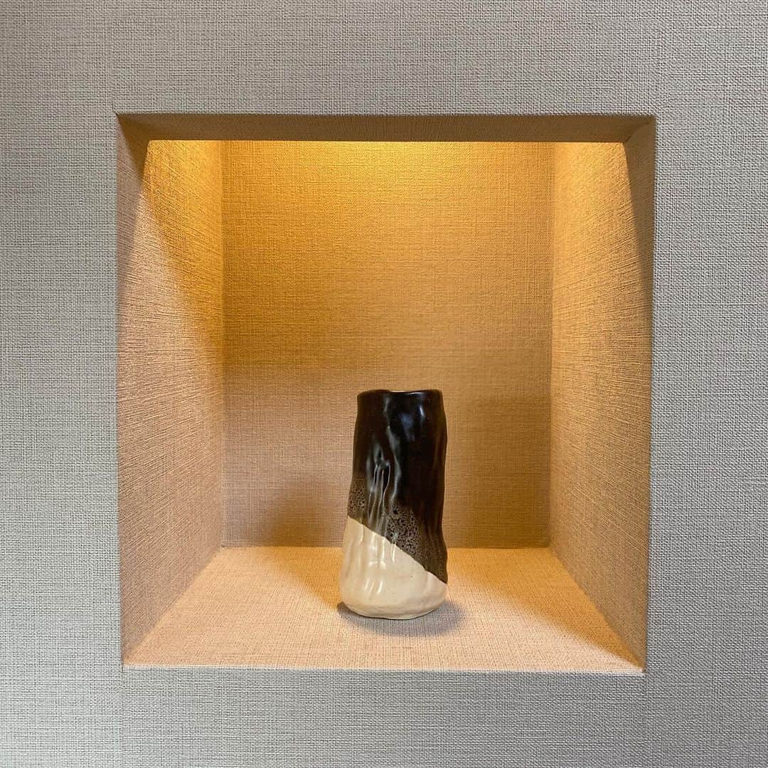 西口理恵子さんのインスタグラム写真 - (西口理恵子Instagram)「２階の廊下にある、ミニギャラリーです。 真っ黒の花瓶は　@sghr_sugahara さんのもの。 スガハラさんの工場、一度行ってみたい😊 . .」4月13日 21時26分 - rieko_nishiguchi