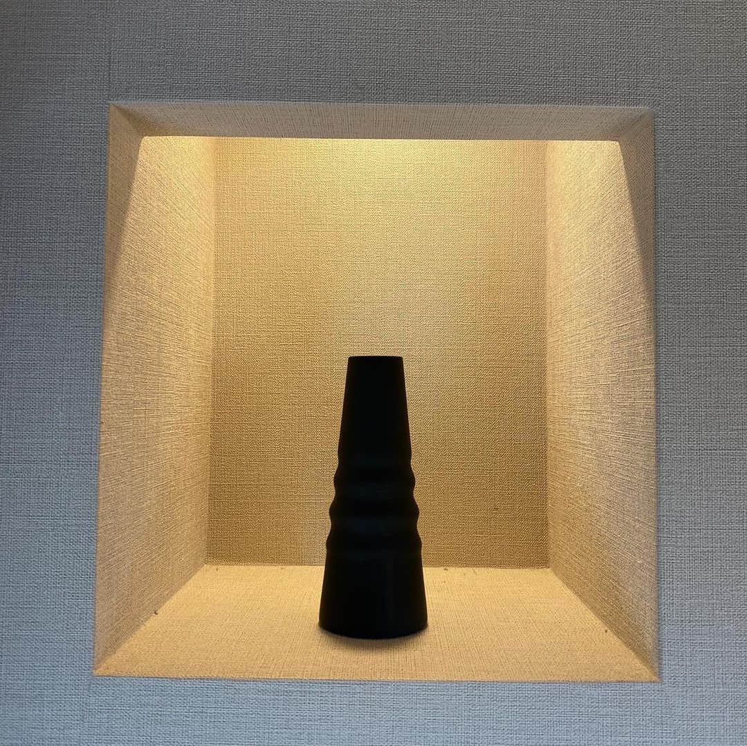 西口理恵子さんのインスタグラム写真 - (西口理恵子Instagram)「２階の廊下にある、ミニギャラリーです。 真っ黒の花瓶は　@sghr_sugahara さんのもの。 スガハラさんの工場、一度行ってみたい😊 . .」4月13日 21時26分 - rieko_nishiguchi