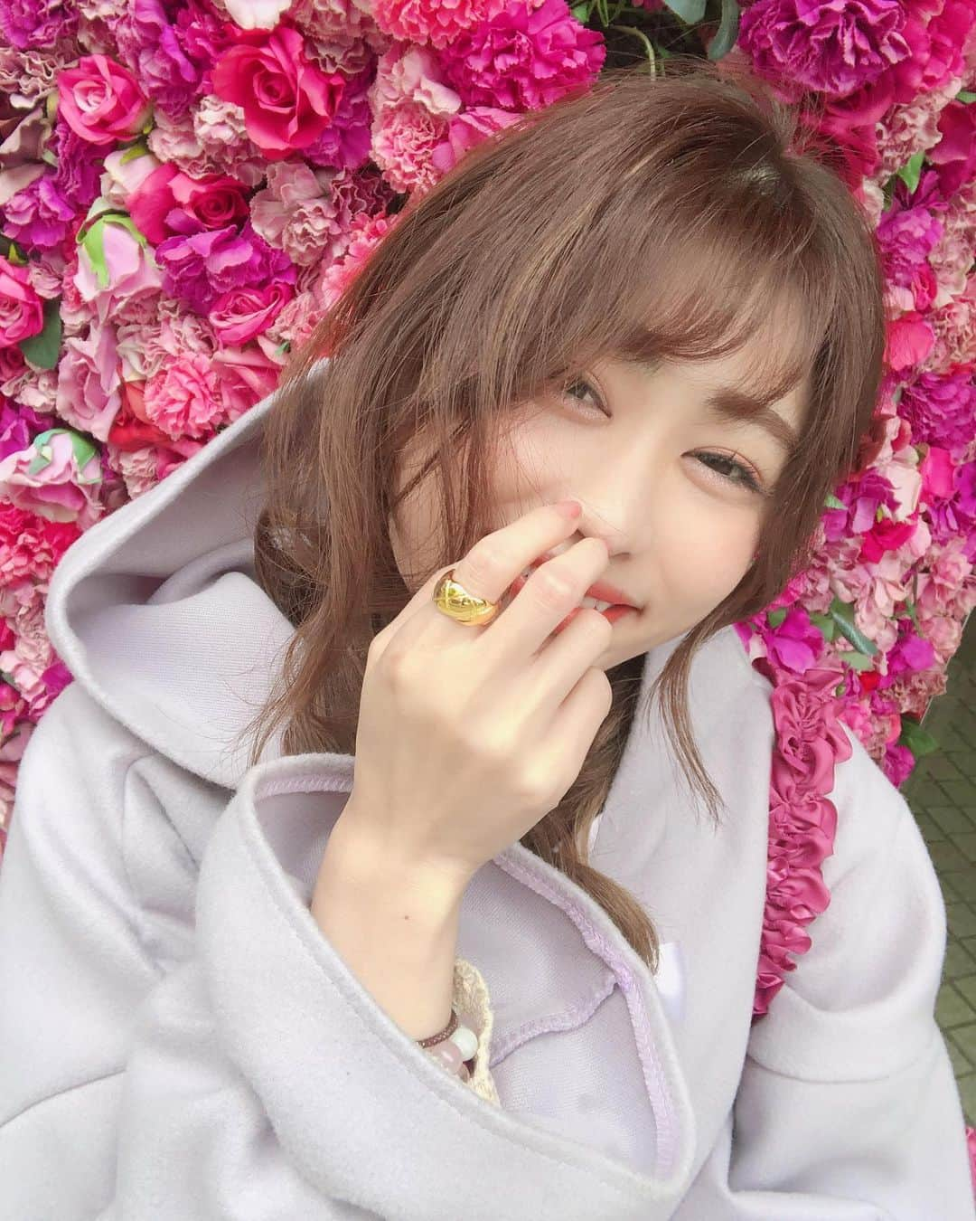 高橋里彩子さんのインスタグラム写真 - (高橋里彩子Instagram)「早くお外で遊びまくりたいなぁって思ってるんだけどまだまだ5月まであるなぁ〜！って😭💗﻿ ﻿ ﻿ 思ったんだけどさ、﻿ だからといって6日解禁しましたぁってなって﻿ ぶぅあーって人が出始めたらさ、﻿ また中国みたいに再度広がっちゃうのかなぁって思うと﻿ まだまだ先が長いような気がするっ！﻿ ﻿ ﻿ ﻿ ﻿ ストックが残ってるまで、﻿ 思い出写真のせるね🌸﻿ ﻿ ﻿ ちょいちょい家で撮った写真にしたりになるかもだけど😋💓﻿ ﻿ ﻿ なんか色々ニュースとか見てて思うんだけど﻿ ﻿ 今世界中が大変な状態で、﻿ 国も、一生懸命頑張って、﻿ 安倍総理も、小池さんも寝ずにどうすべきか﻿ 考えてるんだろうなぁって﻿ 思うんだよね…﻿ ﻿ いろんなこと言われてるけどさ😭🙌🏻﻿ ﻿ 自分だけが苦しいって思わないで﻿ みんなも同じぐらい悩んでるって思ってから﻿ 発言してもいいんじゃないかなぁって思ったりもしてる😭♥️♥️﻿ ﻿ 私も同じように思ったり、言っちゃったりすることもあるんだけど﻿ 逆の立場からしたら﻿ すごい大変だし、みんなのために考えてるよー﻿ って思うんだよね😱🙌🏻﻿ いろんなしがらみもあるだろうし…﻿ ﻿ 人生において何が正しいかなんて﻿ 誰にもわからないから﻿ いろんなことをしっかり見聞きして﻿ 自分の思うとおりに進んで、﻿ その結果を他人の責任にしないで、﻿ 突き進むのが大切ではないかと私は思う！﻿ ﻿ ﻿ ﻿ だから私は、少しでもみんなの心が軽くなるように﻿ 明るくなるように生きていきたい❣️☺﻿ ﻿ 否定的じゃなく肯定的に受け入れていきたいなぁ💗💗﻿ ﻿ ﻿ ﻿ ﻿ 早く世界が良くなりますように😍♥️﻿ ﻿ ﻿ ﻿ ﻿ ⸜❤︎⸝〜𝚌𝚘𝚍𝚎〜⸜❤︎⸝﻿ ﻿ ﻿ ﻿ \ ♡ / コート\ ♡ /﻿ ﻿ @keatc_official﻿ #ケットシー #keatc﻿ 結構お気に入りできてる☺💗﻿ ﻿ \ ♡ /カチューシャ\ ♡ /﻿ ﻿ タイで買った♥﻿ 買ったの忘れてつけ忘れてたの😂♥️﻿ ﻿ \ ♡ / 指輪 \ ♡ /﻿ ﻿ @soleil_jewelry1995﻿ ﻿ サイズ調整できるよー☺🙌🏻﻿ クーポンコード❥soleil1101﻿ ﻿ ﻿ ﻿ ﻿ ﻿ ﻿ ﻿ ﻿ #オルチャンコーデ #お出かけコーデ #低身長コーデ #トレンドコーデ #おしゃれコーデ #ガーリーコーデ #女子会コーデ  #150cmコーデ #おチビコーデ #sサイズコーデ #155cmコーデ #誰でもできるコーデ #指輪 #リング #Sサイズコーデ  #친구해요 #옷스타그램 #메이크업 #얼스타그램 #指輪好き﻿ #カチューシャヘア #フード女子  #リング #アクセサリー #カチューシャ #カチューシャアレンジ ﻿ ﻿ ﻿ ﻿」4月13日 21時31分 - konkonwanwan