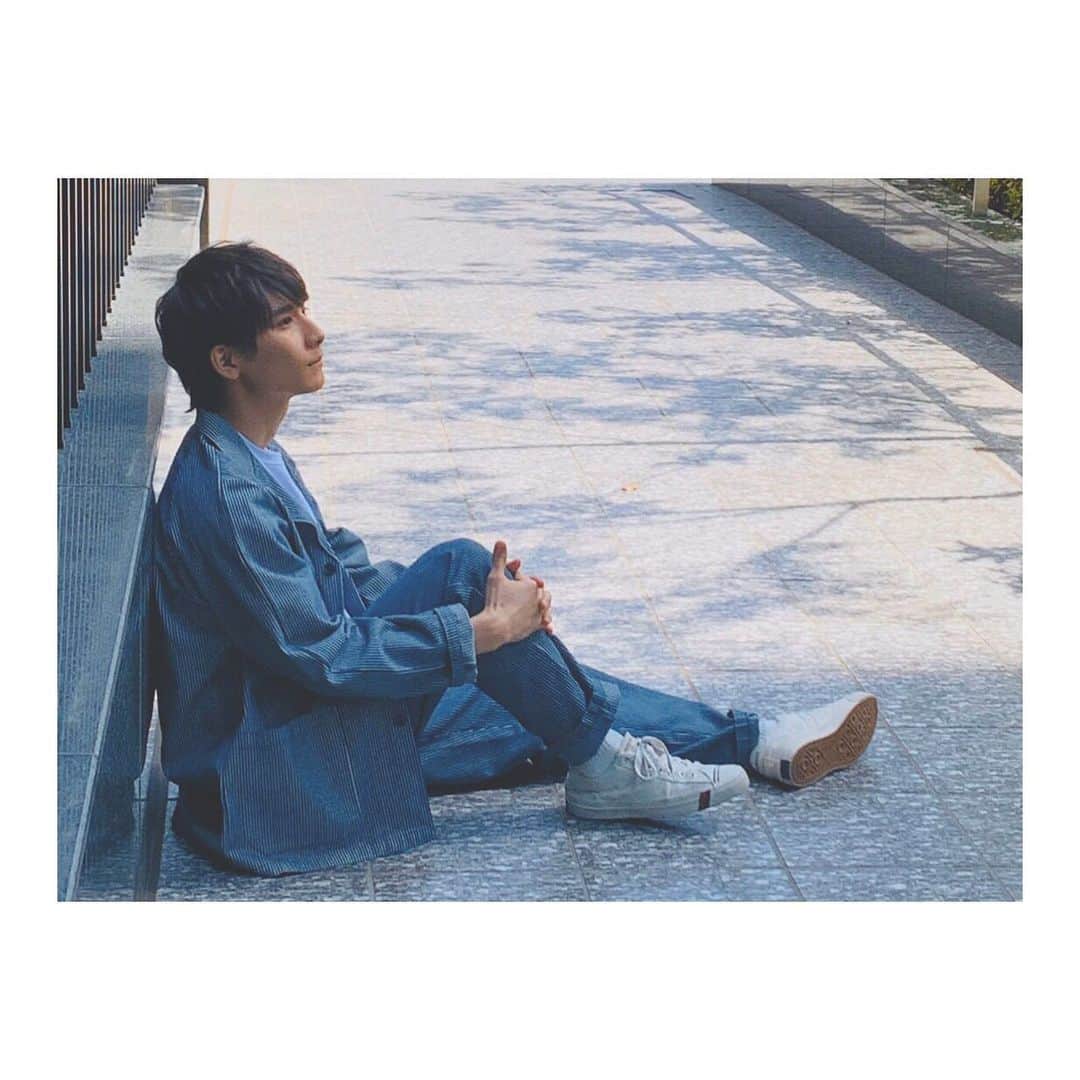 朝田淳弥のインスタグラム：「過去pic. 最近は大掃除したり、優雅に珈琲飲みながら小説よんだり、ドラマや映画観たり、ギター練習しながらパソコンで作曲してみたり、慣れない料理頑張ってみたり、筋トレしたり。  家にいるからこそ出来ることを沢山やってます！  みなさんもぜひ#stayhome しながら#おうち時間 を！  #朝田淳弥 #最果てリストランテ #オフショット #デニムコーデ #デニムオンデニム  #セットアップ」