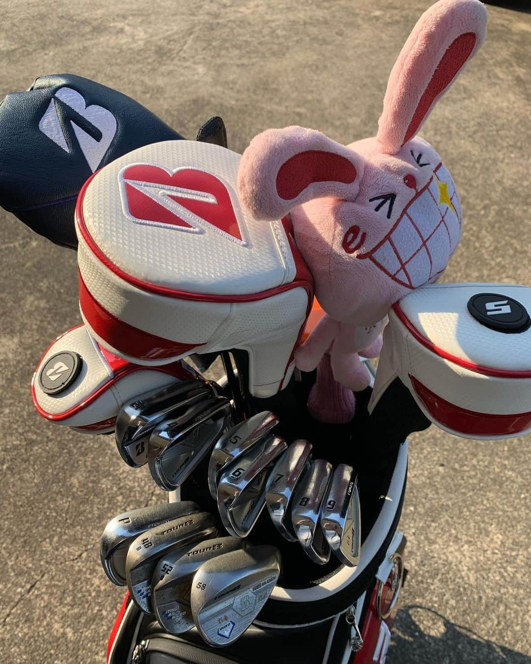 渡邉彩香のインスタグラム：「. 今日は現状のクラブセッティングを紹介します🏌️‍♀️ . 1W／J015.JGR 昨シーズンはなかなかテストできなかったので、今JGRのテストをしています😊これから暖かくなってまた振れてくるので、引き続き開幕するまで調整を重ねます😊 3W.5W／TOUR B XD-F 4UT／PING 21°UT／TOUR B JGR 5W.4UT.21°UTはその週のコースの距離やラフの深さ、その日のピンポジションや天候などで入れ替えています😊 4I-6I／X-CBP 7I-PW／X-CB ロングアイアンは高い球を打てるように拾いやすく易しいアイアンを、ミドルアイアンから下はラインを出しやすく狙っていけるアイアンを、2種類をチョイスさせてもらってます😊 48°.52°ウェッヂ／TOUR B XW-1 58°ウェッヂ／TOUR B 無限 パター／オデッセイ ボール／TOUR B X . #ブリヂストン @teambridgestone  #ブリヂストンスポーツ @bridgestonesports_golf」