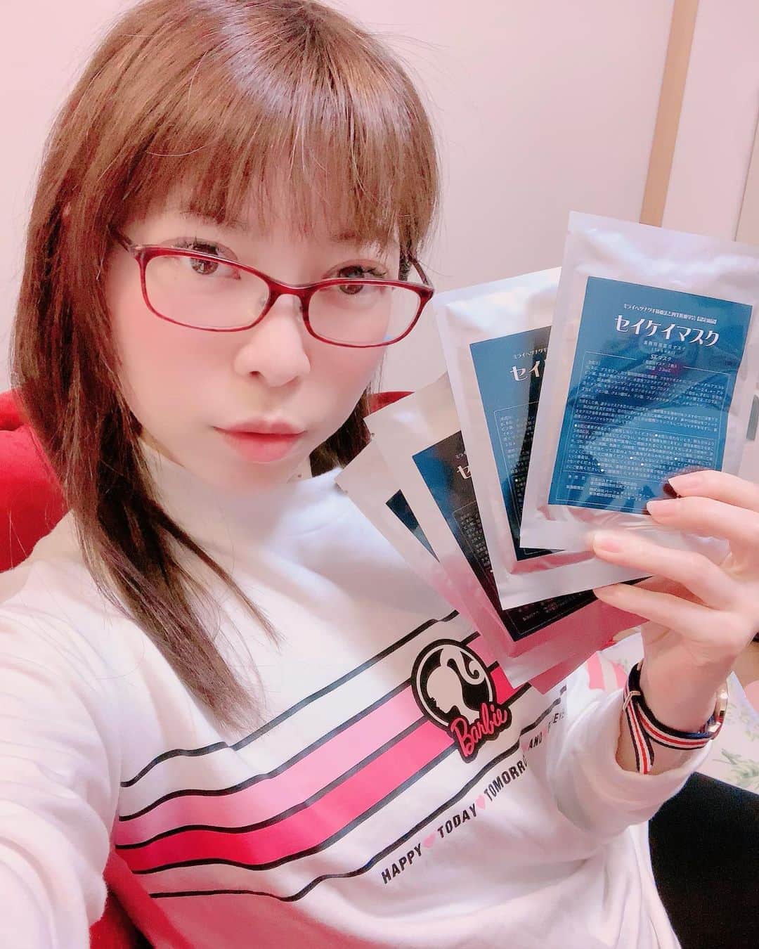 のインスタグラム：「こんばんはーぁ❤️❤️今日もほとんどお家でquarantine day❤️💗めっちゃすっぴんshot(*≧∀≦*)⭐︎⭐️⭐︎ . . .  この美容液マスク❤️で贅沢relax time〜ぅ❤️(o^^o) 「セイケイマスク」 . .  厚生労働省の認可を受けている、100%純国産 ヒト脂肪細胞順化培養配合の美容goodsを販売している、センターライズさんのface maskだよーぉ❤️ . .  @centerrise0507  お肌がもっちもちで、翌朝のお肌の状態もめっちゃいいよーぉ❤️ . .  3日間続けて使うと、さらに効果的みたーい❤️(o^^o) . . .  ありがとうございました🌈 . , #美容　#PR #美容ブロガー　#今日のメイク #乾燥ケア　#スキンケア　#コスメ好き　#コスメ女子　#コスメマニア #美容好き　#今日のコーデ　#ファッション好き #ビューティー　#今日のファッション　#美肌　#旅インスタグラマー #海外旅行好き　#旅ブロガー　#コスメ大好き　 #インスタグラマー　#インフルエンサー #美容day #美容成分 #quarantinelife #リフティングマスク #顔パック #シートマスク #フェイスマスクマニア  #フェイスマスク  #幹細胞コスメ」