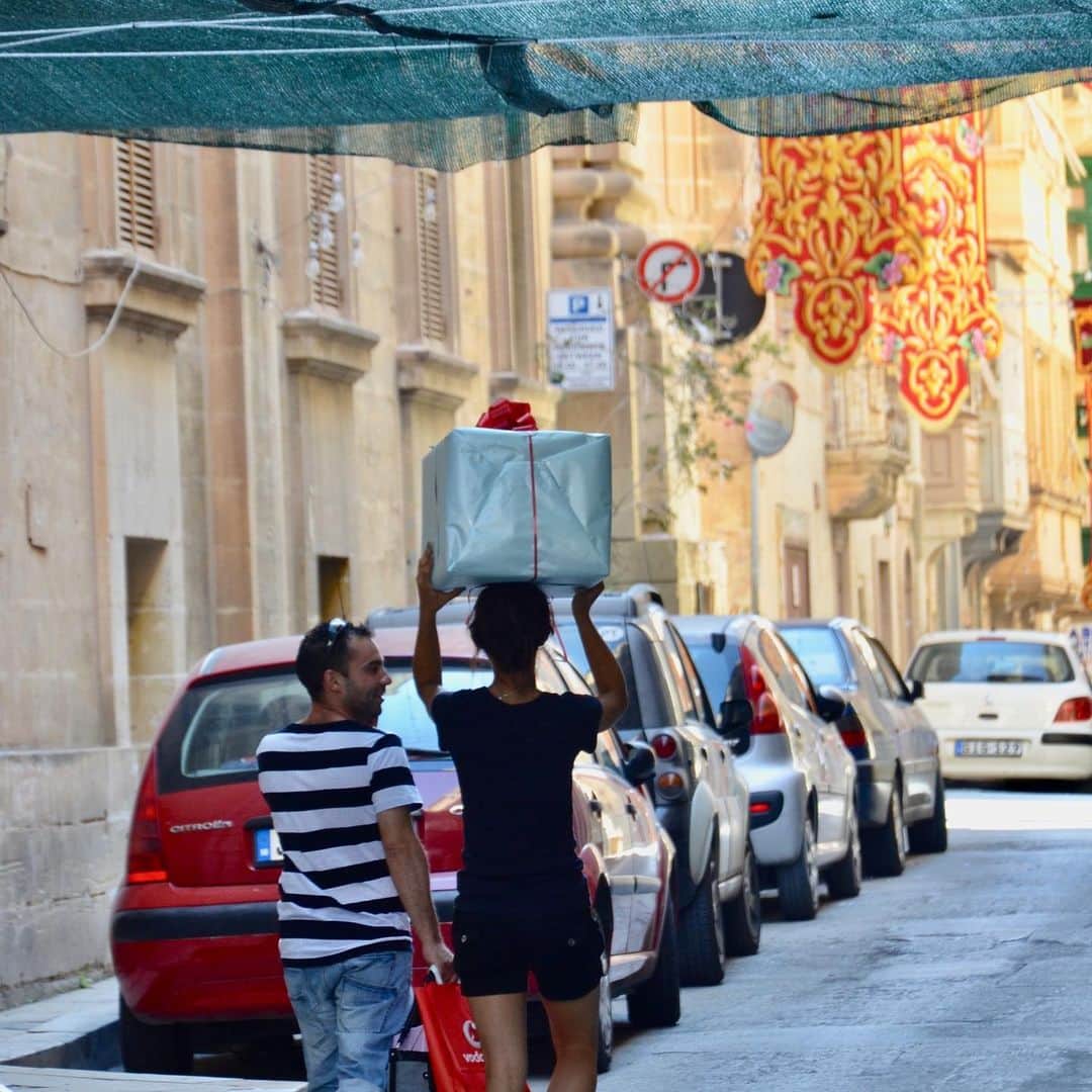 小林希さんのインスタグラム写真 - (小林希Instagram)「❤︎思い出トリップ 07❤︎﻿ マルタ共和国の首都ヴァレッタ。﻿ 騎士団が颯爽と歩いてきた﻿ そんな想像ができる﻿ 歴史的で均整のとれた﻿ 美しい街並み。﻿ 凜然としてるのに、なんだか﻿ 柔らかな島特有の﻿ のんびり感もあって、その﻿ アンバランスさが魅力的だった。﻿ 海が身近にあって、潮風が﻿ とても気持ちいい。﻿ ネコたちがたくさんいるのも﻿ 安穏とした町の理由かな。﻿ ﻿ 今日は一日大雨でしたね。﻿ 外のネコさんたち、大丈夫かな？ ﻿ ﻿ ❤︎MEMORIES OF TRIP 07❤︎﻿ ﻿ The capital of Republic of Malta, Valletta.﻿ It's as if chivalric order walk with a brisk and has historical and beautiful townscape.﻿ Though Valletta is awe-inspiring city, it has also soft and tranquil atmosphere which is particular to Islands and the imbalance was attractive.﻿ It's close to the sea and I like the comfortable sea breeze.﻿ One of the reasons why it's peaceful and quiet is maybe that there are many cats.﻿ ﻿ It was heavy rain today.﻿ I wonder if stray cats are ok.﻿ ﻿ ﻿ #思い出トリップ#美しい村#travel#trip#journey#travel#trip#journey#旅行好きな人と繋がりたい#マルタ島 #malta #valleta #ヴァレッタ﻿」4月13日 21時36分 - nozokoneko