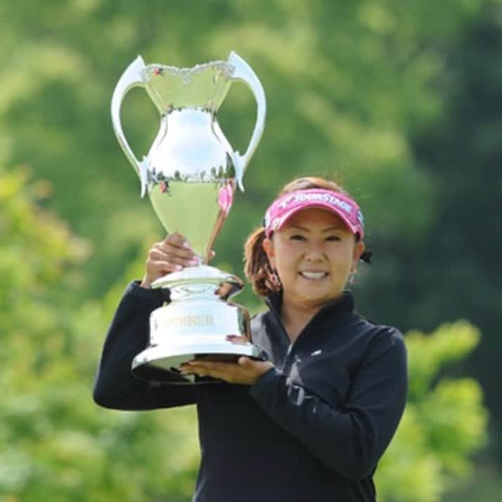 佐伯三貴のインスタグラム：「3勝目🏆は2011年のフンドーキンでした😊  この年の3月11日にあの東日本大震災が起きて試合も開催中止が続き精神的にも肉体的にも辛かったのを覚えています。  そしてまた試合が開催されてから私を含め東北にゆかりのある沢山の選手が第二の故郷のためにと頑張ろうっと気持ち新たに戦っていました。  そして東北にゆかりのある選手で1番早く優勝を届けるんだ！って私も思っていました。  その中でのこの試合は自分の中でも本当にいいゴルフができたなって思うくらい落ち着いてできていました！  16番のロングホールでティーショットが右の林に入ってしまい、ドロップする場所が垣根になってしまうためカート道からそのまま打って3打目をチャンスにつけてバーディーを取って優勝を引き寄せたと思います😊  最終18番はロングホールで2ndのレイアップで刻み過ぎて3rdが思ってるより長くその上アドレナリンで3rdが大over🤣  ダボならplayoff  落ち着け私。大丈夫。と何度も心と会話しながらボギーにはなりましたが優勝することができました😆🙌 この日は家族も見に来ていてたくさん友達も来てくれていたので本当に嬉しかったし東北の皆様に勇気や希望を届けられて本当にスポーツって素晴らしいなって感じた思い入れのある試合でした🥺  余談ですがこの日の帰り、父と祖母が先に車で広島に帰っていたのですが父は後ろからおかまを掘られてもニコニコ笑っているのをたくさんの関係者に目撃されていました😂❤️ #フンドーキンレディース  #たまには過去の栄光語らせて」