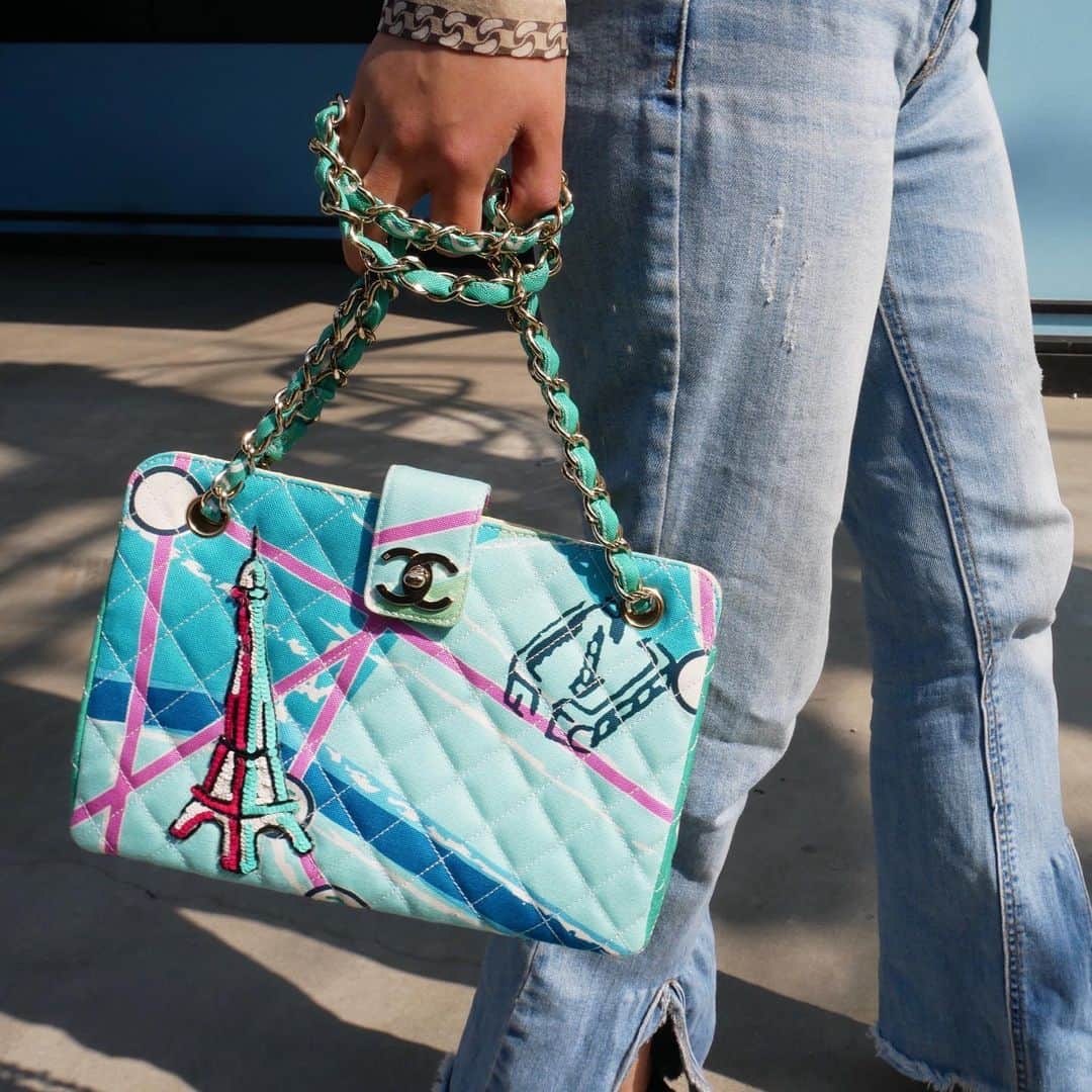 Vintage Brand Boutique AMOREさんのインスタグラム写真 - (Vintage Brand Boutique AMOREInstagram)「Chanel Paris map motif canvas shoulder bag.▶︎Free Shipping Worldwide✈️ ≫≫≫ DM for more information 📩 info@amorevintagetokyo.com #AMOREvintage #AMORETOKYO #tokyo #Omotesando #Aoyama #harajuku #vintage #vintageshop #ヴィンテージ #ヴィンテージショップ #アモーレ #アモーレトーキョー #表参道 #青山 #原宿#東京 #chanel #chanelvintage #vintagechanel #ヴィンテージ #シャネル #ヴィンテージシャネル #シャネルヴィンテージ #amorewardrobe #アモーレワードローブ」4月13日 12時52分 - amore_tokyo