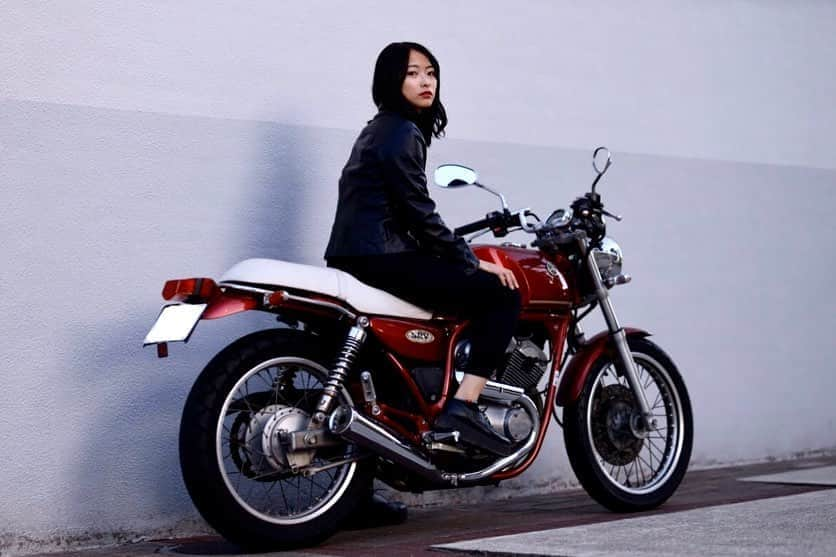 高本采実さんのインスタグラム写真 - (高本采実Instagram)「🏍 ~request~ ・バイク写真 . どのアングルから眺めても 惚れ惚れするバイク。。。🏍💕 . かれこれ3年以上一緒にいる相棒☺︎✌︎🏍 . . . #バイク #bike #愛車 #mybike #SRV #SRV250 #YAMAHA #redbike  #mybike #🏍 #中型 #ライダース #ライダースコーデ #ライダー #幼少期の憧れ #仮面ライダー #峰不二子 #憧れ #バイク好き #バイク女子 #bikergirl  #撮影モデル  #関西モデル  #釣り好き #釣りガール #fishinggirl #钓鱼 #高本采実 #あやみん #ayamistagram」4月13日 12時53分 - ayami__summer