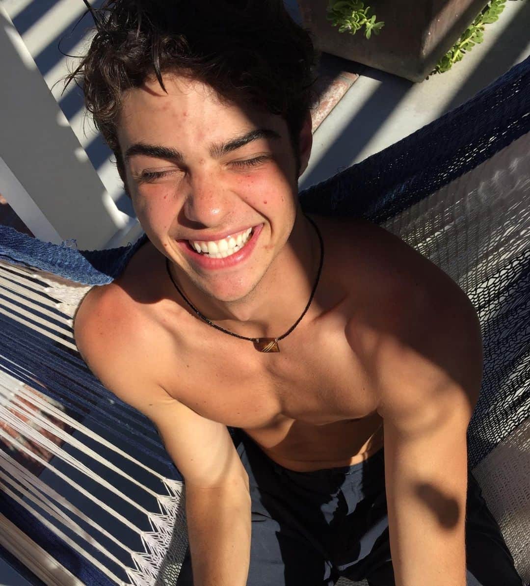 ノア・センティネオのインスタグラム：「I’m about to hit a some throwbacks - 2016」