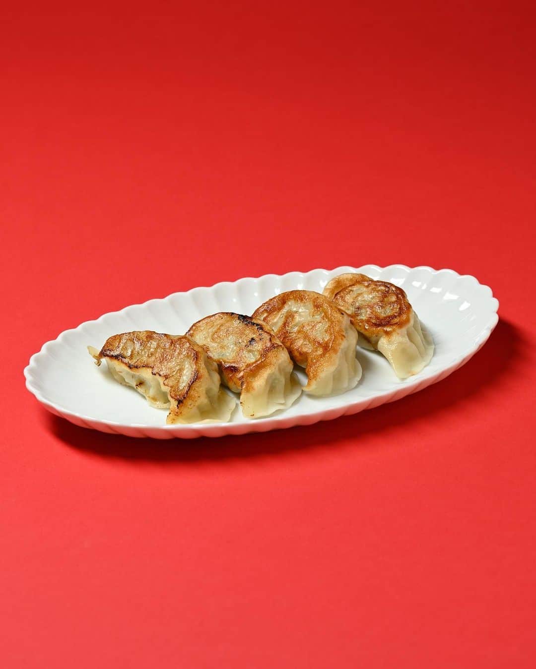 Hanako公式さんのインスタグラム写真 - (Hanako公式Instagram)「テイクアウトで楽しめる美味なる中華🥟﻿ ﻿ 〈中華香彩JASMINE口福厨房〉の餃子は、自家製餃子はコシの強い皮と、キャベツもたっぷりなあんが特徴。毎日できたてを楽しめるコシとキレを追求した逸品です。﻿ ﻿ *﻿ ＼#Hanakogram 投稿募集中！／﻿ ﻿ 今月のお題は 「#ご近所テイクアウトグルメ」🥡﻿ あなたのご近所のおすすめテイクアウトグルメを教えてください！ハッシュタグを付けてぜひ投稿してくださいね。﻿ ﻿ 📌参加方法﻿ STEP1：「ご近所テイクアウトグルメ」に合う写真に#Hanakogram と #ご近所テイクアウトグルメ を付けて投稿。﻿ STEP2：Hanako編集部が毎月投稿を審査します。﻿ STEP3：Hanako賞に選ばれた投稿を、Hanako公式Instagramで紹介いたします。﻿ ﻿ 期間は2020/4/11〜2020/5/10。Hanako賞に選ばれた方には、「ぶどうの木×Hanako限定クレームブリュレタルト」をプレゼント🍮﻿ ﻿ *﻿ ⚠️現在、新型コロナ感染拡大防止のため、営業時間の変更や臨時休業をされているお店もありますので、ご注意ください。﻿ ﻿ 【Hanako_100人の大銀座発売!!】﻿ #Hanako #Hanako_magazine  #stayhome #おうち時間 #おうちごはん #テイクアウト #中華香彩JASMINE口福厨房 #銀座ランチ #銀座カフェ #銀座グルメ #飲茶 #餃子 #中華料理 #餃子好き#ランチ部 #東京グルメ #東京カフェ #photoby_YoichiroKikuchi」4月13日 13時05分 - hanako_magazine