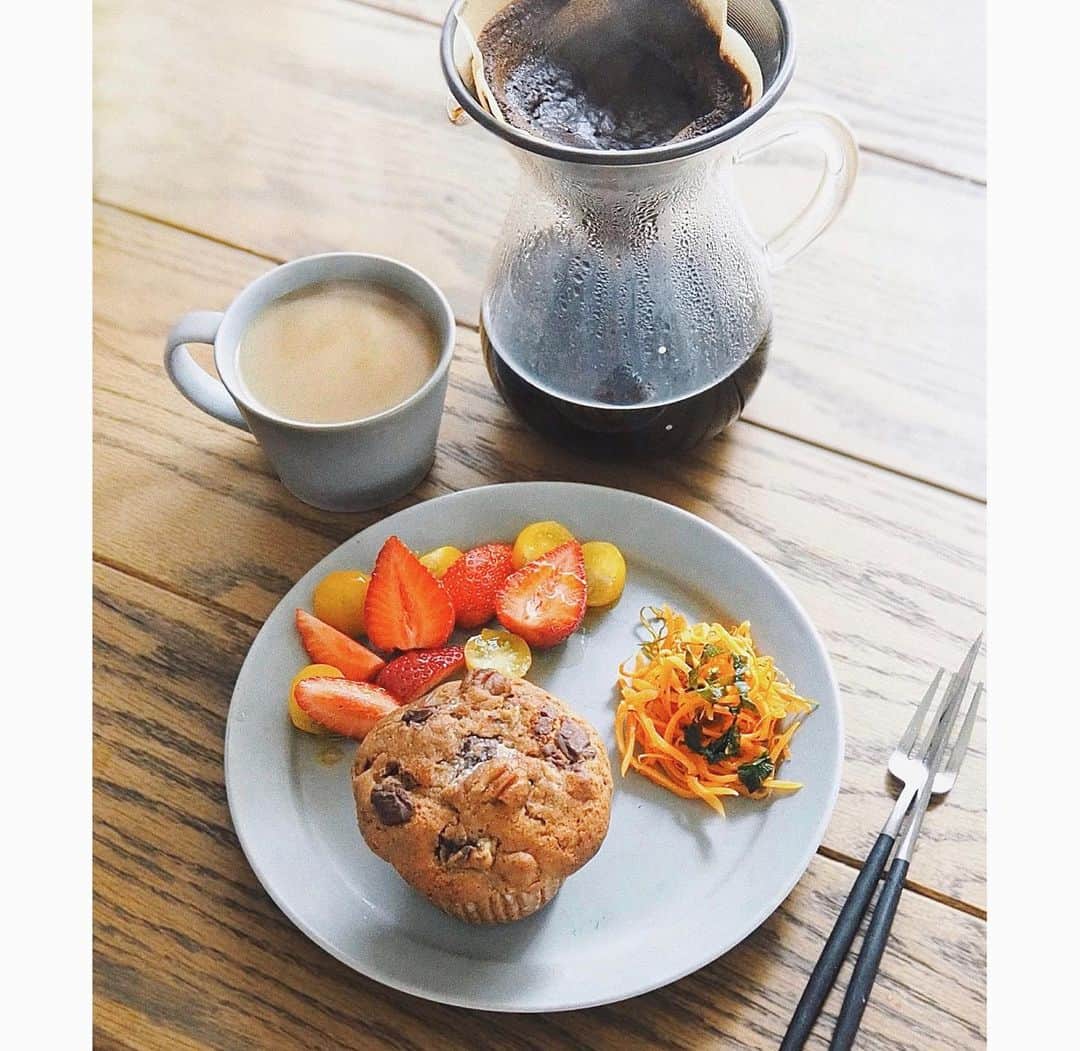 猪鼻ちひろのインスタグラム：「🧁🍓🥕🍅☕️﻿ おはよう雨の月曜日。﻿ ちょっと気が沈みそうになるので﻿ 好きな入浴剤を入れてゆっくり湯船にでも浸かって﻿ ヨガか筋トレして大好きなものを食べよう♡﻿ stay at homeな皆さまは今日なにしますか？﻿ ﻿ ご飯だけでも超HAPPYにということで﻿ @sumiresakurasky さんの中で今のところ1番好きかも…な、﻿ バナナ×チョコ×ナッツのマフィンを丁寧に盛り付けてみた♡﻿ ﻿ 付け合わせは、作り置きしておいた人参 × 紫蘇＆納豆昆布のサラダと(常に色んな組み合わせを試してみてる)﻿ イチゴとトマトに　@momo.official ちゃんにもらった美味しい美味しいオリーブオイルと蜂蜜をかけたデザートなのかサラダなのか分からないもの笑(バルサミコ酢がなかったの)﻿ ﻿ 月曜日、ハッピーに過ごせますように。 #ちひろのごはん #ちひろkitchen ﻿ ブログで # ちひろkitchenレシピ ←でレシピ書いてます」
