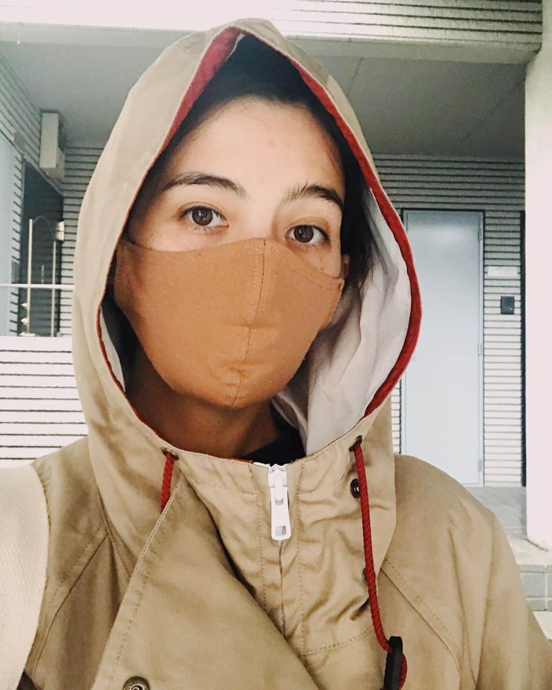 のインスタグラム：「Prototype mask made from organic cotton scraps! It’s naturally dyed by lovely @botanicalcolors. One fabric mask can be reused many times, which can help a lot with the shortage of single use paper masks. (Also to reduce trash) The fit is snug with no irritations for the one I made, but the thick double layer fabric keeps the moisture in, and makes my voice muffled when I speak😂  So I’ll leave the mask making to the pros—  @botanicaworkshop  @losangelesapparel  @nanalosangeles  make your own at home with @peopletreejp guidelines  #diy #clothmasks #organiccotton #botanicalcolors #wash and #reuse #staysafe #covi̇d19 #delivering @hazellewear #tothepostoffice #rainingagain  Dream coat by @meyame_official」
