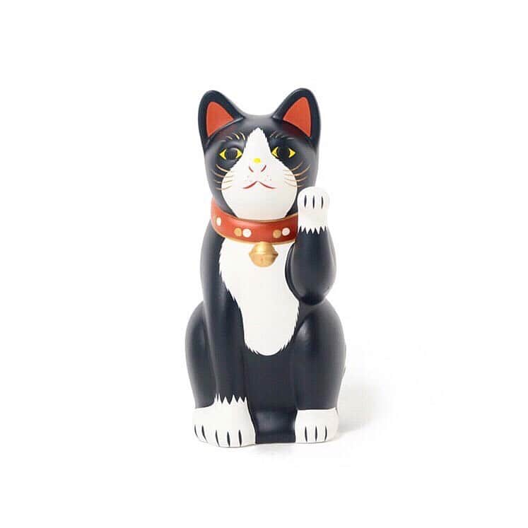BEAMS JAPANさんのインスタグラム写真 - (BEAMS JAPANInstagram)「【WEB限定】＜中外陶園 / まねき猫 錦彩＞  明治から大正時代に作られた”古瀬戸型”タイプの、 スラッとした細身かつリアルな猫の姿に近いまねき猫。 製造メーカー＜中外陶園＞でも高い人気を誇る "瀬戸型"をセレクトしました。  今回の新作はベージュ、オリーブ、ネイビー、レッドと インテリアとして馴染みやすいカラー展開です。 まねき猫の手の挙げ方には意味があり、 左手の場合『千客万来』や『縁結び』 の意味合いを持っているといわれています。  お部屋の雰囲気を明るくしてくれる 縁起物のインテリアとして、 また大切な方へのギフトとしても 喜ばれるアイテムとなっています。 . ※新型コロナウィルスの影響により、 BEAMS JAPANは 4月8日（水）より当面の間、 臨時休業とさせていただいております。  休業期間中は 店舗へのお問い合わせや 代引き通販は致しかねます。  これらのアイテムは 店頭だけではなく、 ・公式オンラインショップ ・ZOZOTOWN ・Rakuten Fashion にてお取り扱いがございます。 是非ご覧くださいませ。  お客様には大変ご迷惑をお掛けいたしますが、 ご理解の程宜しくお願いいたします。 . 【中外陶園 / ちゅうがいとうえん】 1952年創業の愛知県瀬戸市にある陶磁器メーカー。 干支置物、招き猫、ひな人形、五月人形、 風鈴、蚊やり器などの縁起置物や 季節を彩る焼き物を得意としています。 商品デザインを外注するメーカーが多い中、 自社内で一貫して行う体制つくりあげ 品質の良いアイテムを世に送り出しています。  BEAMS JAPAN 1F ☎︎ 03-5368-7314 #beams  #beamsjapan  #beamsjapan1st  #ビームスジャパン #新宿 #新宿三丁目 #日本製 #madeinjapan #招き猫#まねきねこ #中外陶園#愛知県 #別注#限定#新商品 #WEB限定#newarrival #limitededition」4月13日 13時21分 - beams_japan
