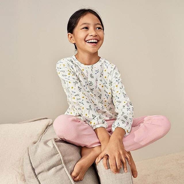 ユニクロさんのインスタグラム写真 - (ユニクロInstagram)「Create in Comfort. From colorful loungewear for kids to cozy leggings for babies, we've got your little ones covered. The spring months ahead are an unwritten book - let's fill it with color. What have your kids created these past few weeks?  #UNIQLO #LifeWear #loungewear #kidsloungewear #babysocks #babyleggings」4月13日 13時15分 - uniqlo