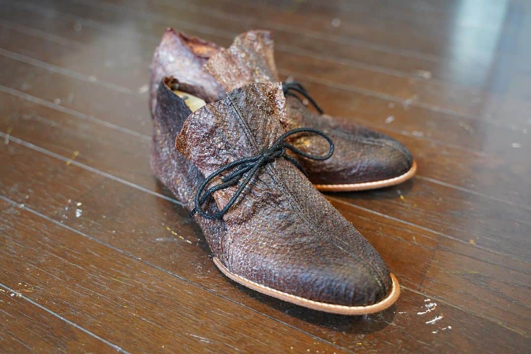花田優一さんのインスタグラム写真 - (花田優一Instagram)「、﻿ カナダのサーモンを４尾さばいて﻿ その皮をなめして﻿ 靴にしてみました！﻿ ﻿ 大昔、先住民族の方々が履いていた﻿ ケリのような靴は鮭の革でつくられていたけれど﻿ ﻿ 基本的には、今は存在しない…あるのはあるけどね﻿ ﻿ ただ、さばいて、なめして、靴をつくる﻿ のはほんとにないと思うな﻿ ﻿ なめしの時間も入れて１週間しかなかった中で﻿ 最大限の勉強させていただきました。﻿ テレビのエネルギー！！ ﻿ まさかのバーサーカーの皆様﻿ ありがとうございました🙇‍♂️ 見てくださった方々、ありがとうございました。  #まさかのバーサーカー #鮭の靴  #サーモンシューズ #shoes #craftsman」4月13日 13時19分 - yuichihanada_official