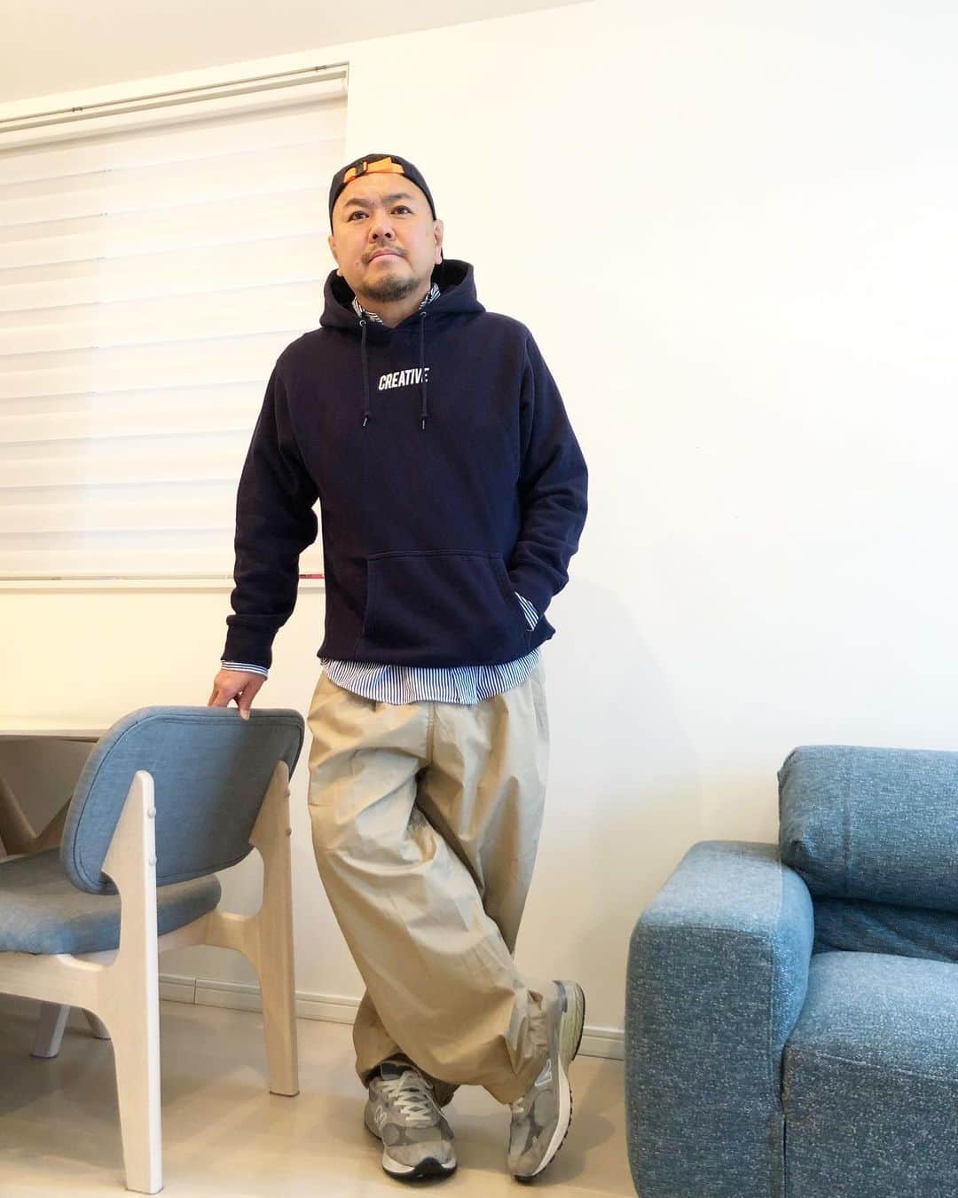 大地洋輔のインスタグラム：「本日もファッション雑誌風撮影📷  4枚目はオフショット風  Photo by mitsue  こういうバルーンパンツ、ワイドパンツ とか履いてみたかったんですよ😂 ・ ・ ・ ●hat @wed_store ・ ・ ●hoodie @creativedrugstore ・ ・ ●pants @freaksstore_official ・ ・ ●shoes @newbalance ・ ・  #在宅 #在宅ファッション雑誌風撮影 #在宅モデル #おじさんデブモデル #家撮影会 #在宅遊び #あー楽しい」